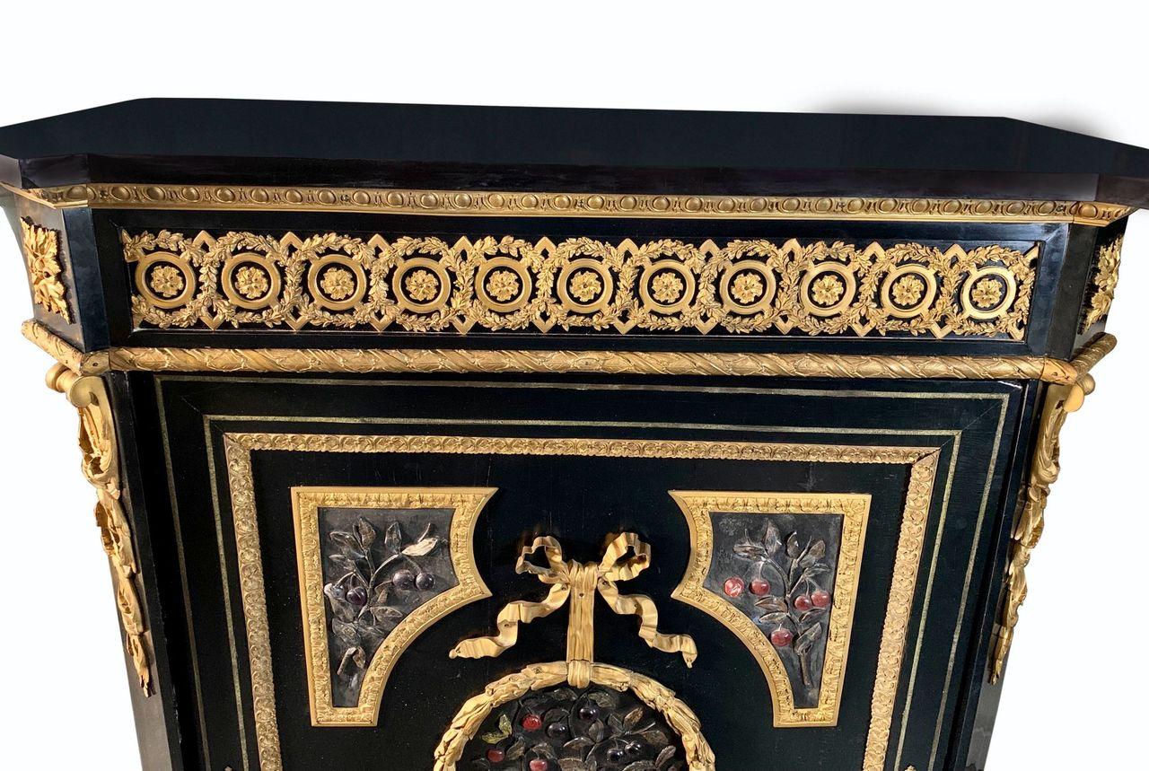 Milieu du XIXe siècle Très beau meuble de rangement ancien en bois ébénisé et ormolu monté Pietra Dura en vente