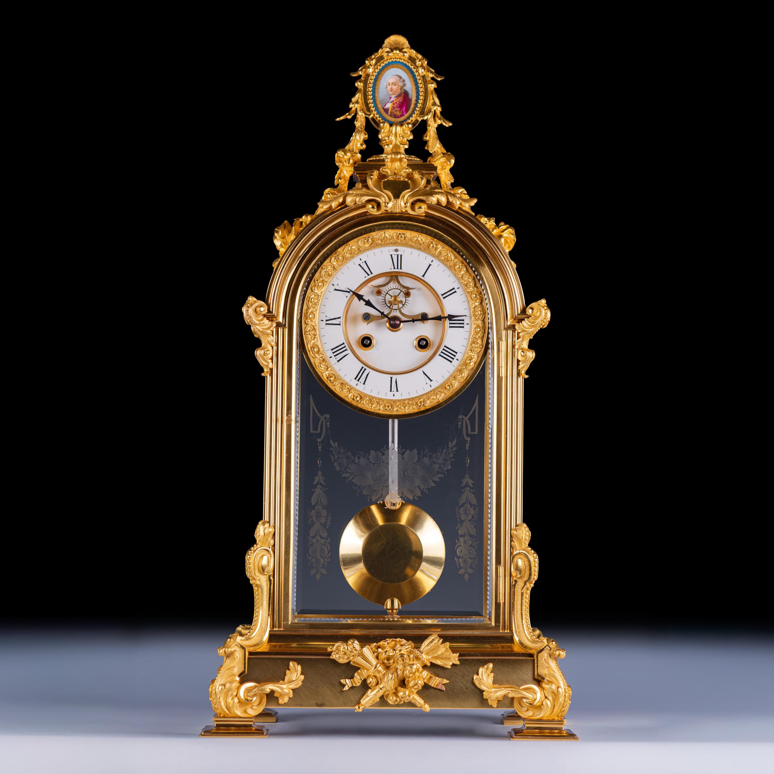 Fino, grande e impresionante reloj de manto de bronce dorado del siglo XIX, coronado por un remate de placa de porcelana de Sevres pintado a mano, sobre una estructura en forma de cúpula, con una puerta frontal biselada y grabada en forma de cúpula,