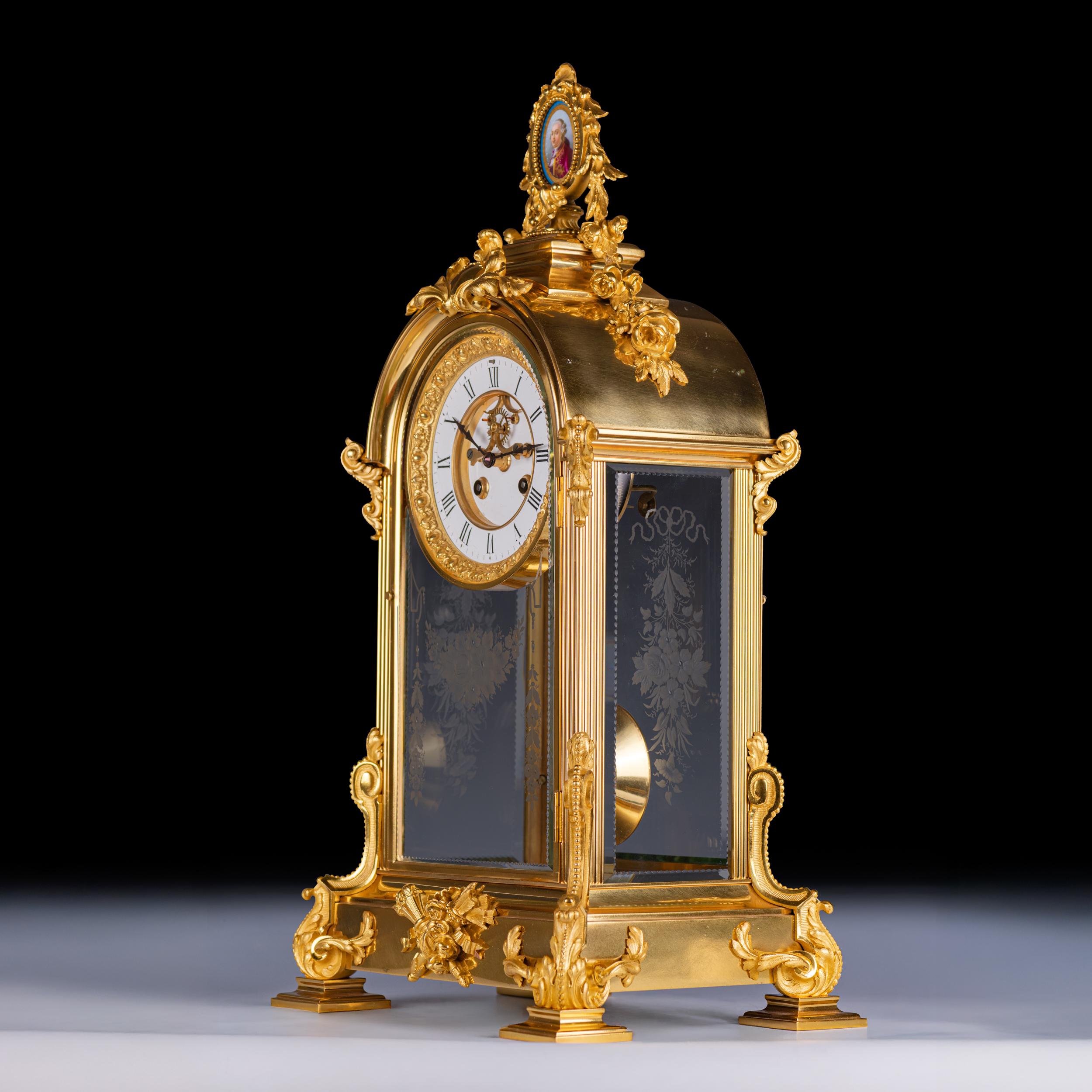 Gran reloj de manto francés del siglo XIX, de bronce dorado y montura de Sevres, de cuatro cristales Luis XIV en venta