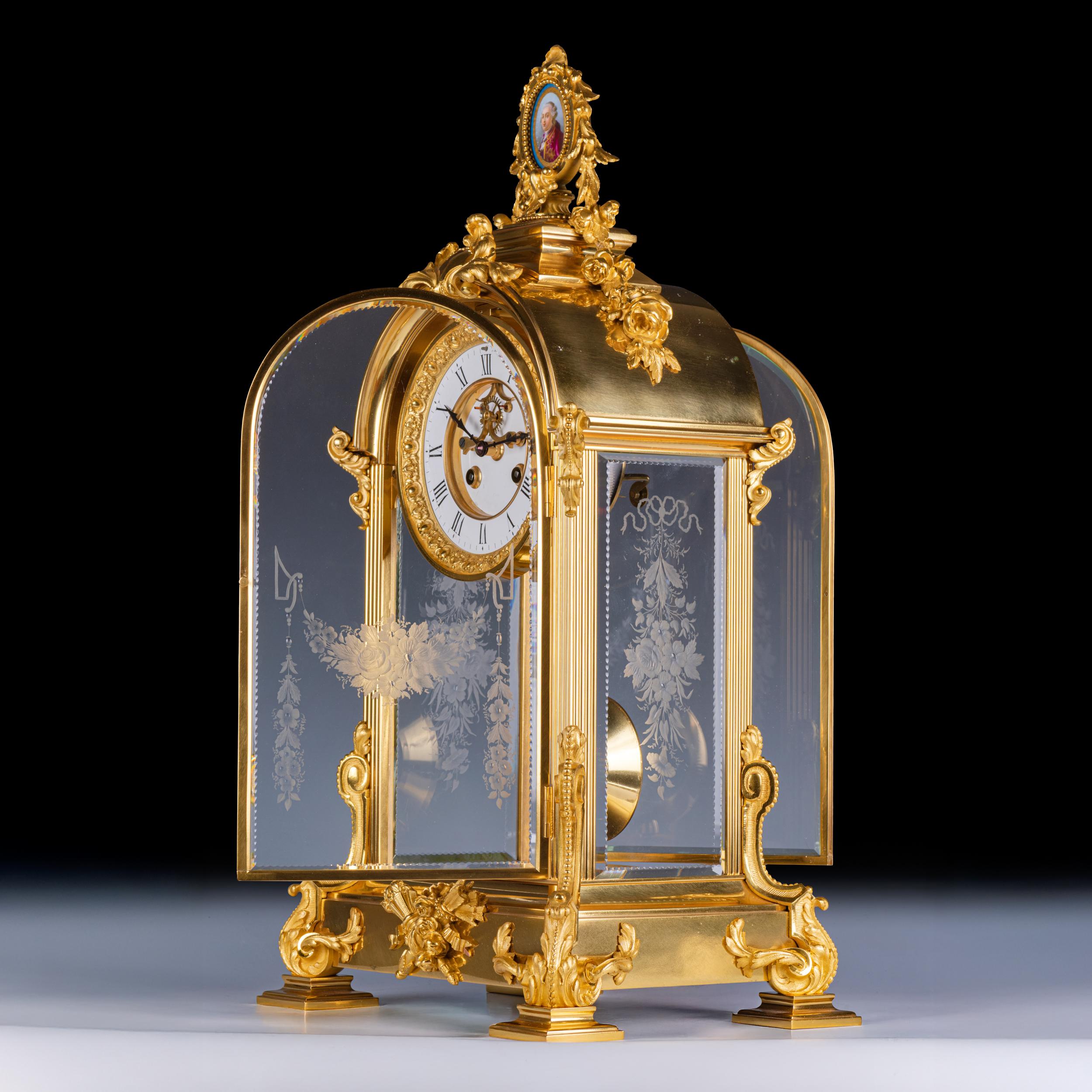 Gran reloj de manto francés del siglo XIX, de bronce dorado y montura de Sevres, de cuatro cristales Francés en venta
