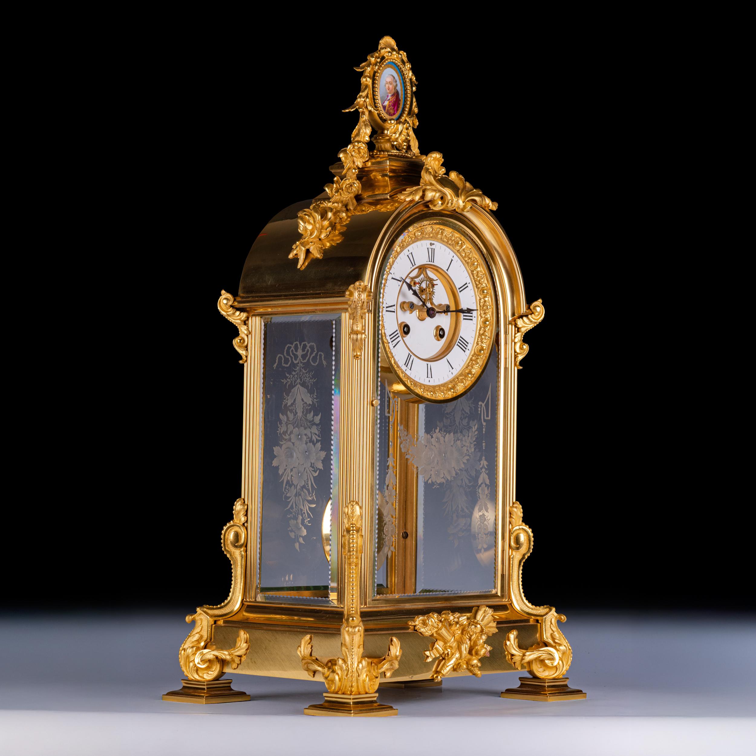 Gran reloj de manto francés del siglo XIX, de bronce dorado y montura de Sevres, de cuatro cristales en Excelente estado para la venta en Dublin, IE