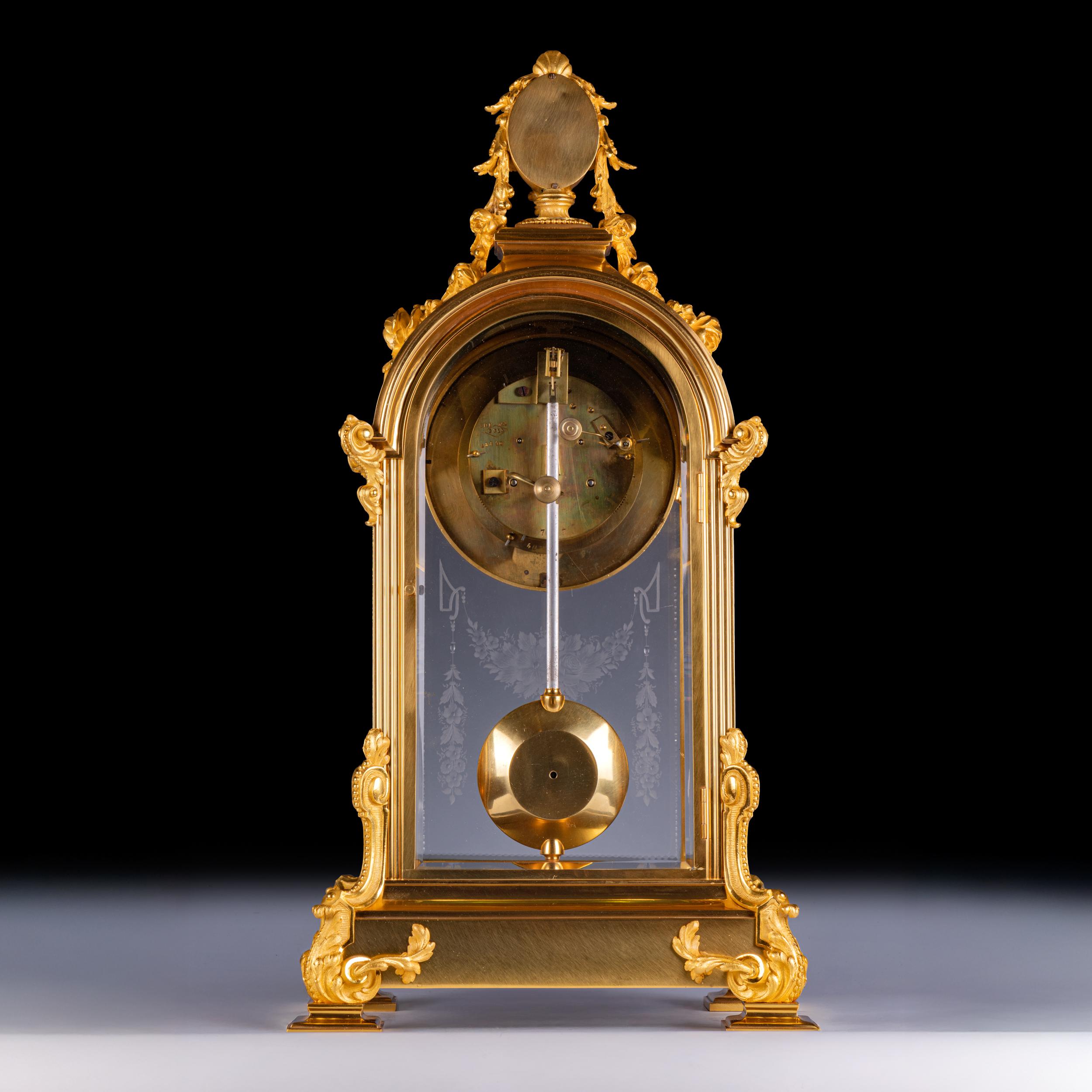 Gran reloj de manto francés del siglo XIX, de bronce dorado y montura de Sevres, de cuatro cristales Bronce en venta