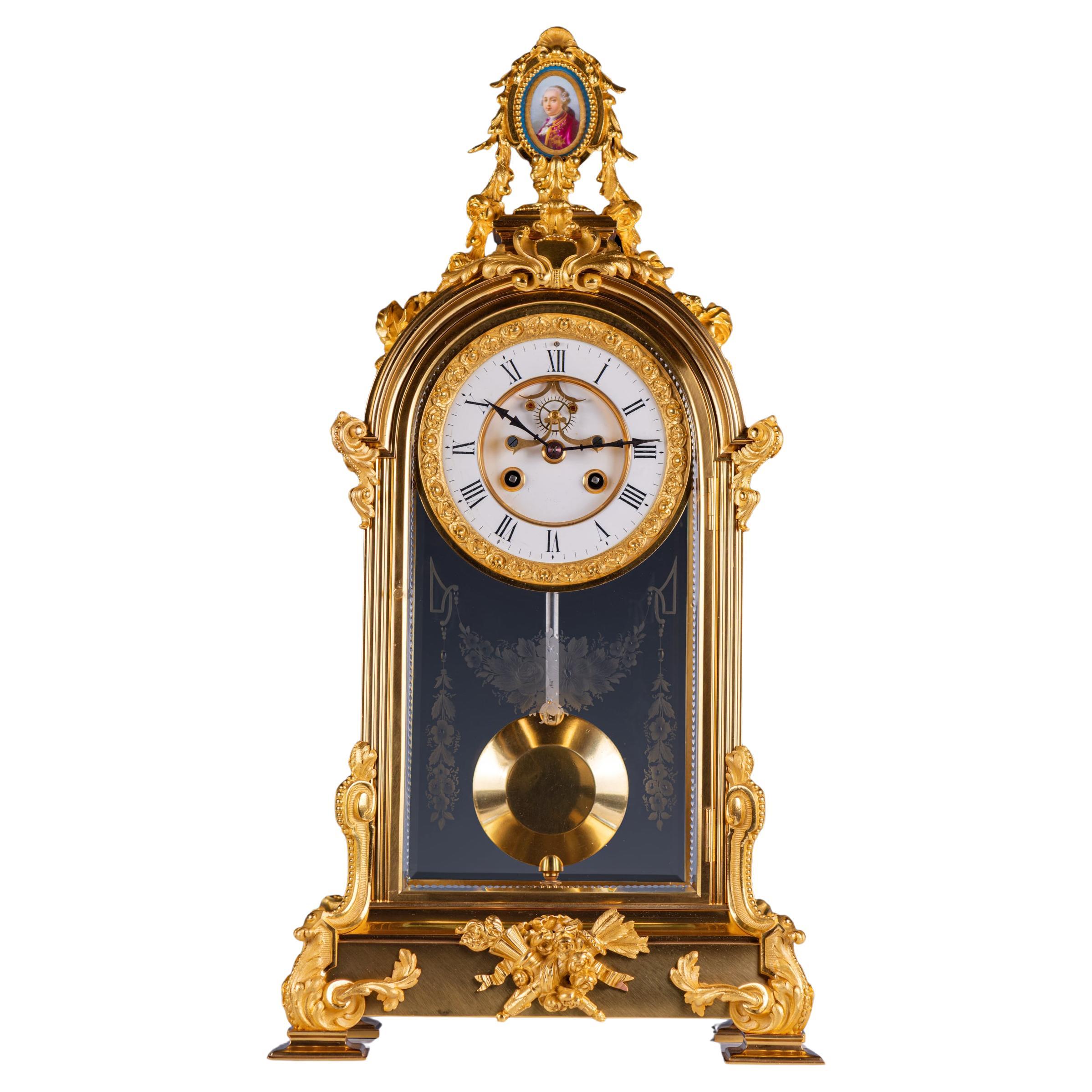 Gran reloj de manto francés del siglo XIX, de bronce dorado y montura de Sevres, de cuatro cristales en venta