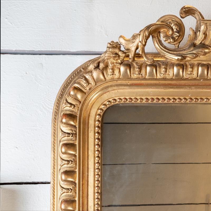 Large gilded and carved wood mirror, godron decor, silver glass, wooden parquet.
Napoleon III period - France 19th century.

Height 164 cm
Width 100 cm
