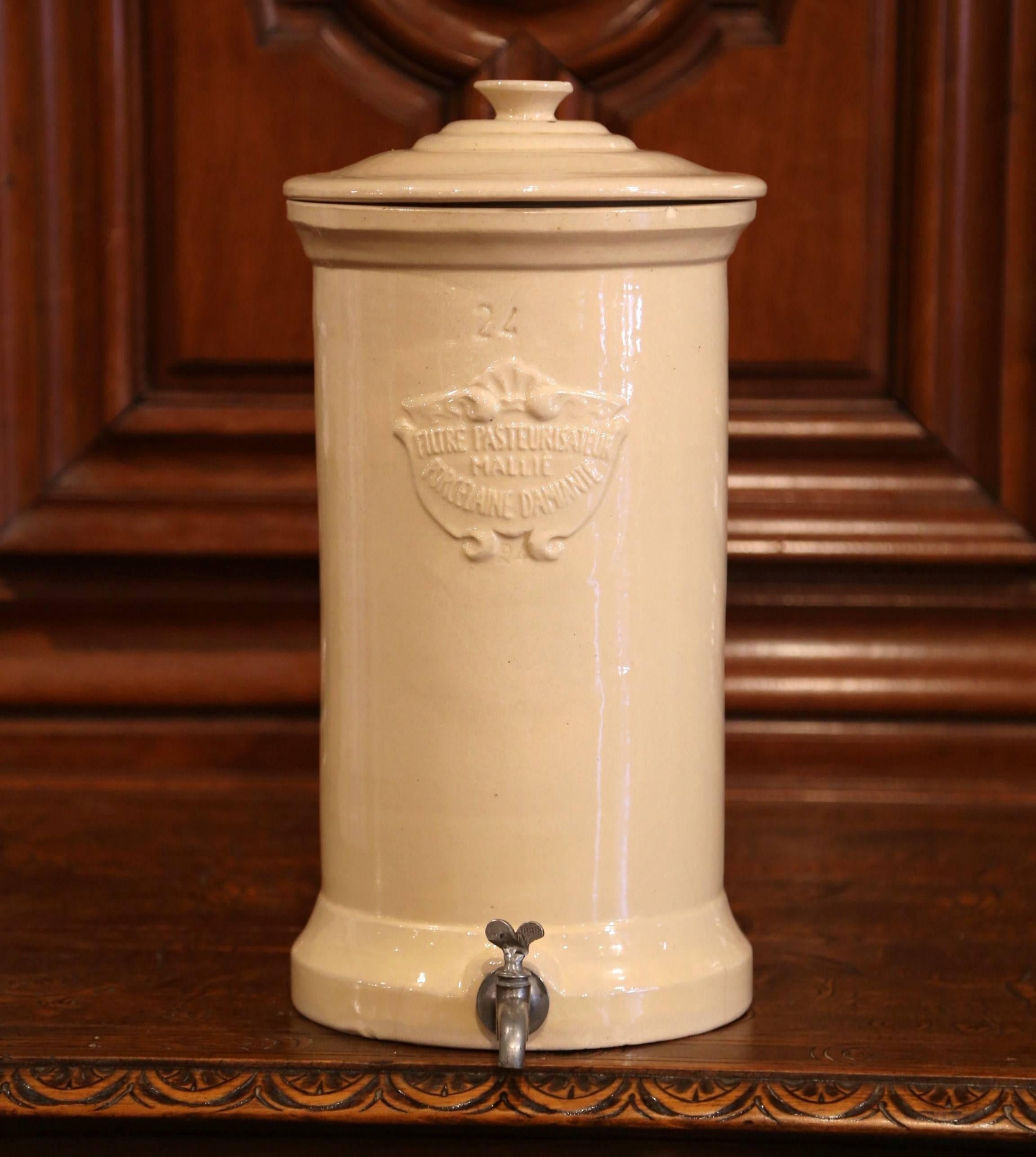 Article de pharmacie français du 19ème siècle en porcelaine émaillée à filtre à eau pour réservoir l'eau Excellent état - En vente à Dallas, TX