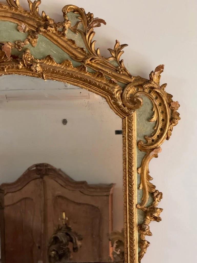 Gran espejo francés del siglo XIX pintado en verde y dorado Francés en venta