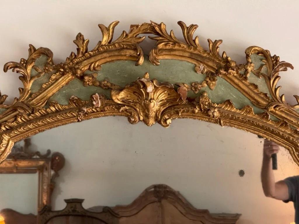 Gran espejo francés del siglo XIX pintado en verde y dorado en Bueno estado para la venta en Charlottesville, VA