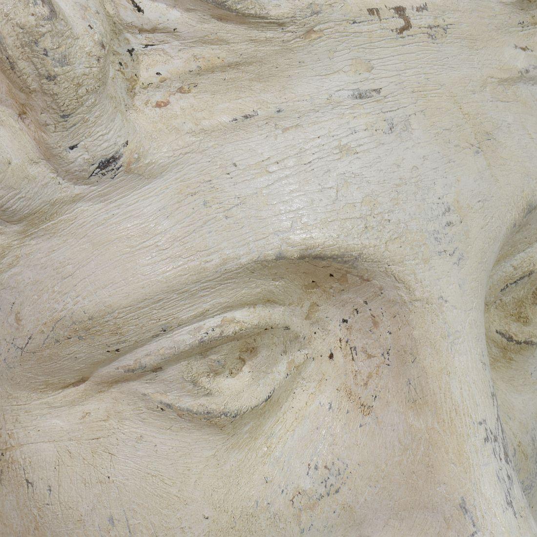 Grande tête en bois sculptée à la main au XIXe siècle 7
