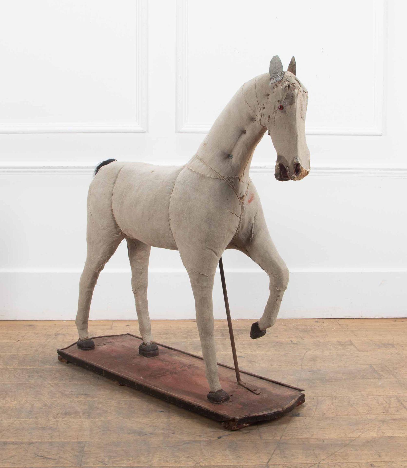 Súper raro y sorprendente maniquí de caballo francés del siglo XIX, sobre una base pintada.
Encantadora pata levantada, cola de crin y ojos de cristal originales. Casi con toda seguridad de una guarnicionería ecuestre debido a su magnífico