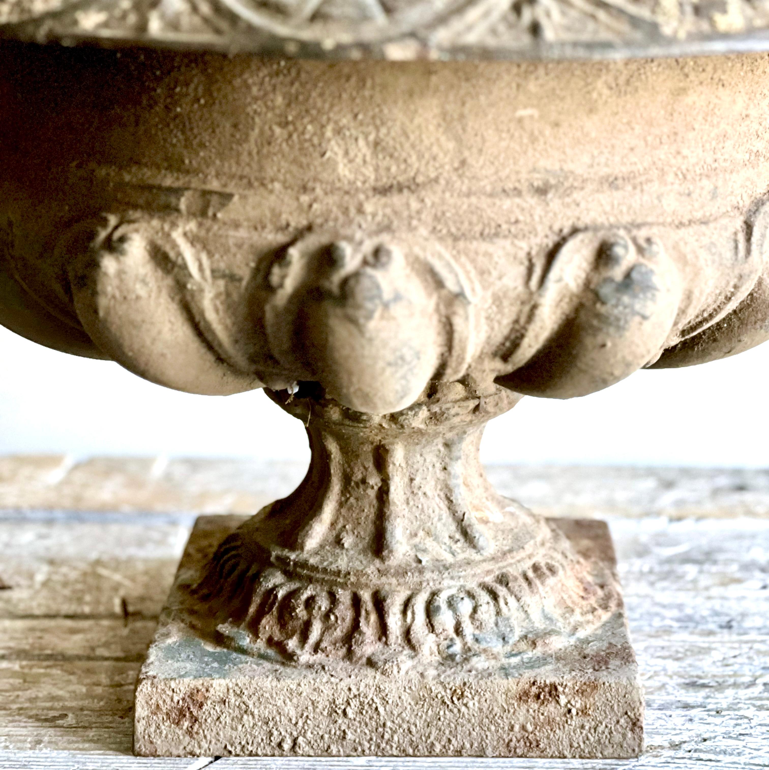 Grande urna da giardino francese del XIX secolo in ferro con manici decorati a volute in vendita 4