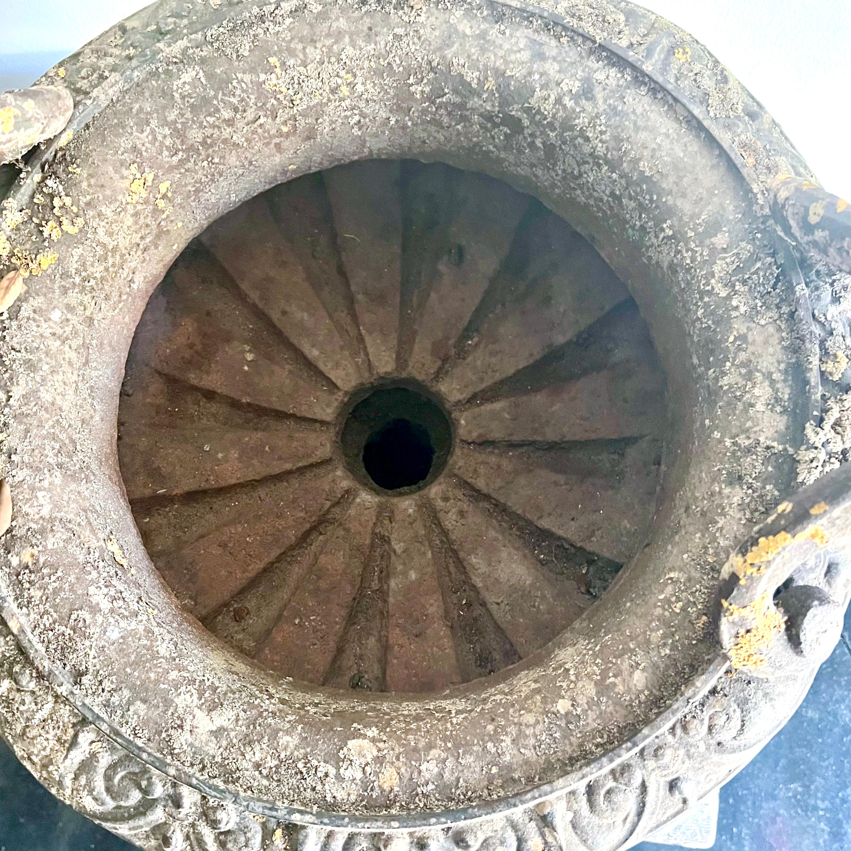 Grande urna da giardino francese del XIX secolo in ferro con manici decorati a volute in vendita 6