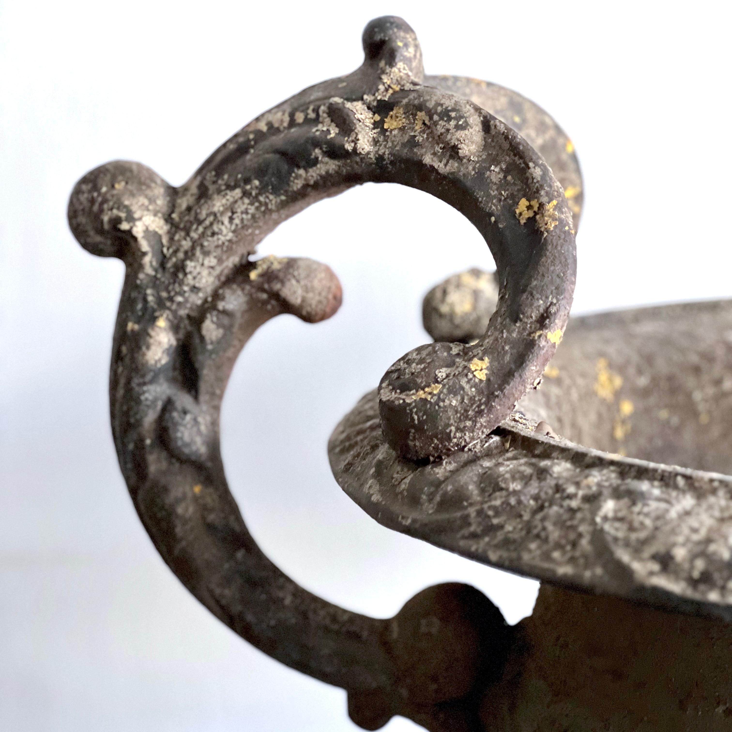 Ferro Grande urna da giardino francese del XIX secolo in ferro con manici decorati a volute in vendita