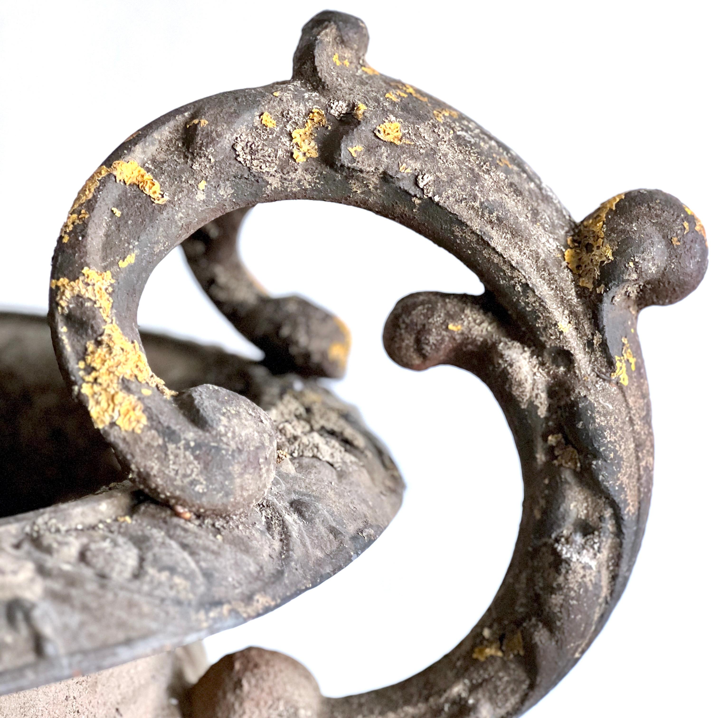 Grande urna da giardino francese del XIX secolo in ferro con manici decorati a volute in vendita 1