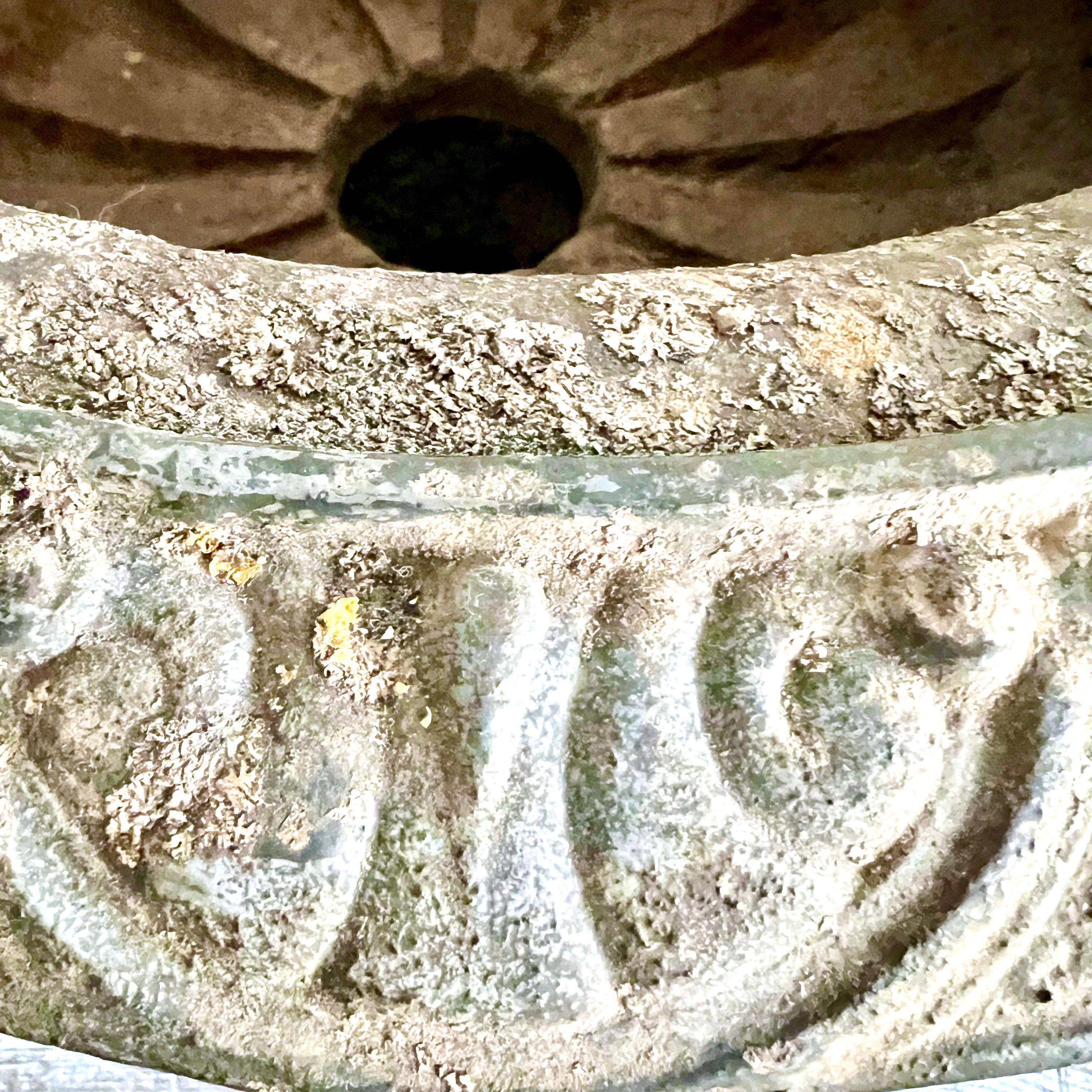 Grande urna da giardino francese del XIX secolo in ferro con manici decorati a volute in vendita 3