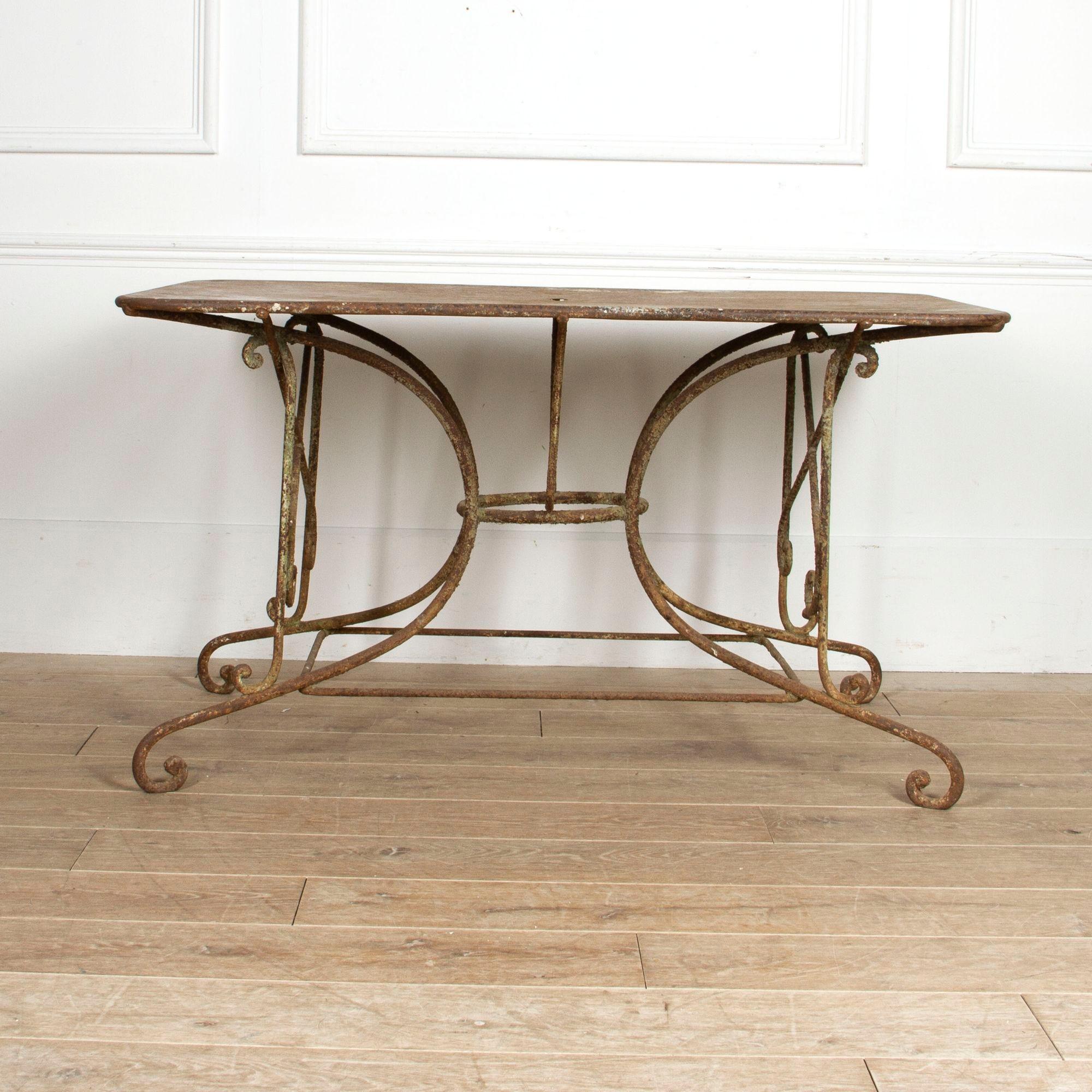 Fantastique grande table en fer français du 19ème siècle.
Un merveilleux exemple de la passion des Français pour les objets en fer forgé au XIXe siècle. La base a été formée pour représenter une forme élégante et le plateau en tôle de fer réunit