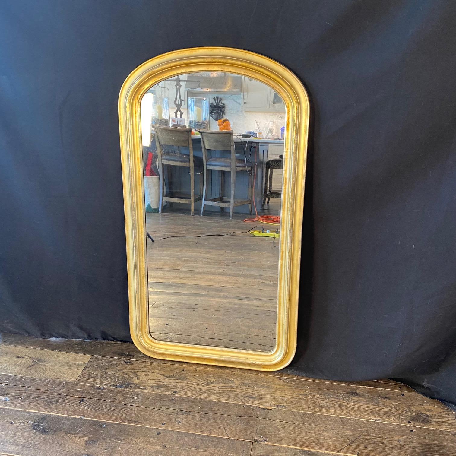 Eleganter, dekorativer Wandspiegel im Louis-Philippe-Stil mit wunderschöner originaler Zitronen- oder Goldvergoldung und originalem Spiegelglas. #7914
 
