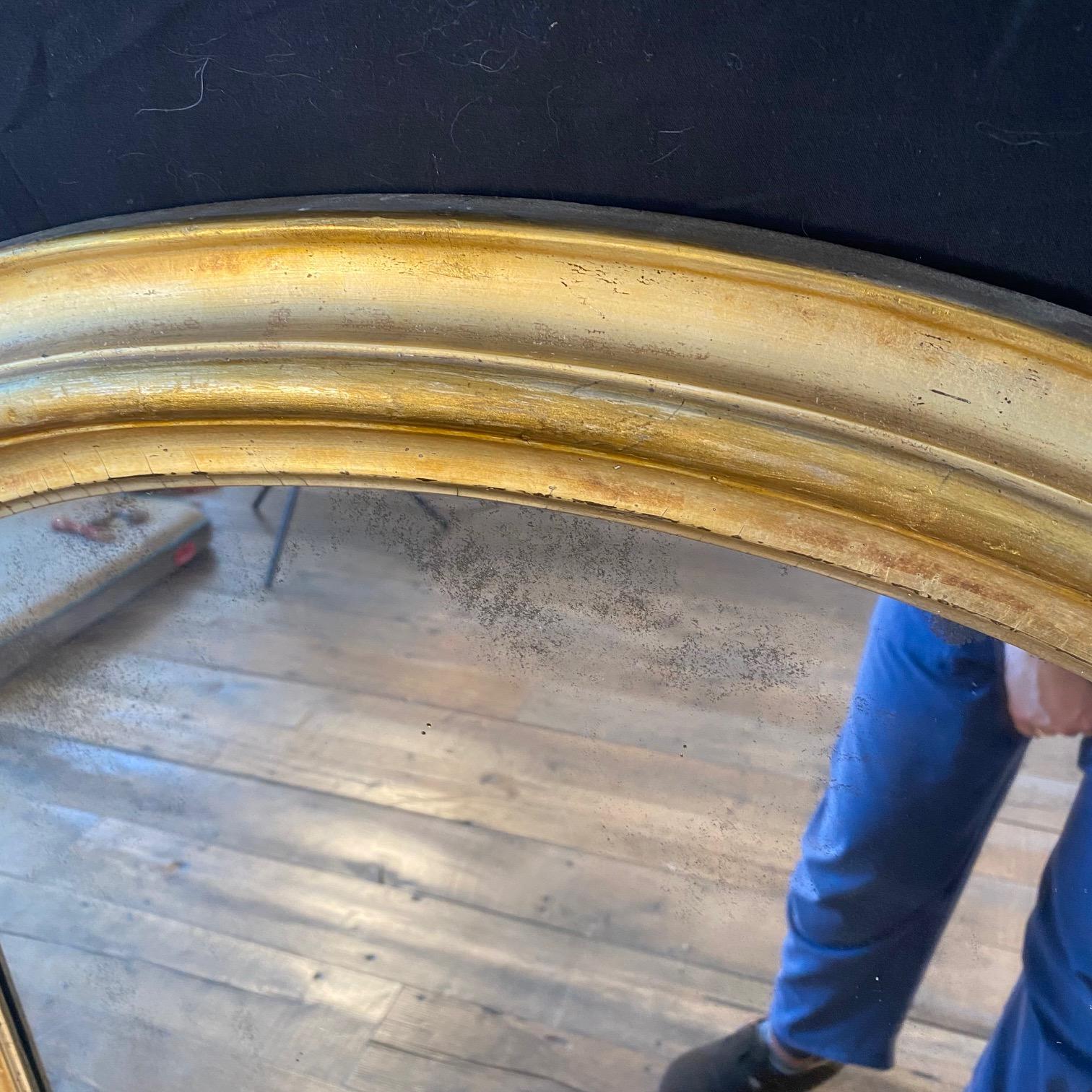 Großer vergoldeter Spiegel im französischen Louis Philippe-Stil des 19. Jahrhunderts mit gewölbter Oberseite im Zustand „Gut“ im Angebot in Hopewell, NJ