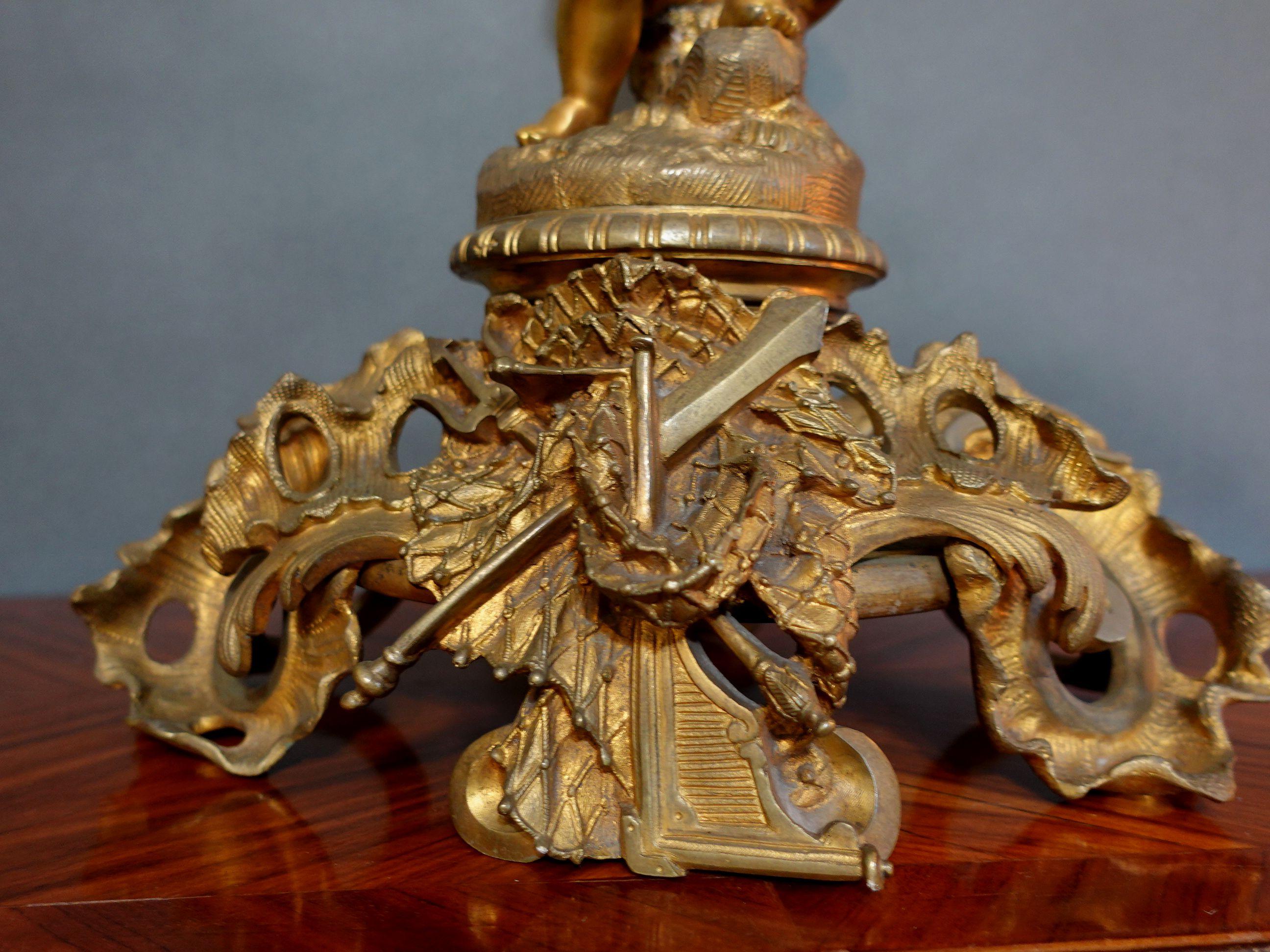 Große französische Louis-XV-Bronzekandelaber des 19. Jahrhunderts mit sitzenden Putten im Angebot 4