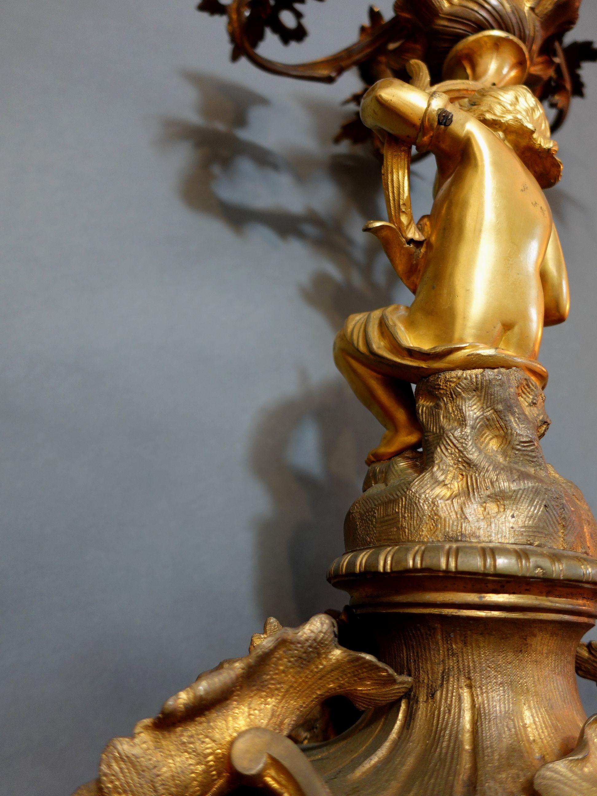 Große französische Louis-XV-Bronzekandelaber des 19. Jahrhunderts mit sitzenden Putten im Angebot 13