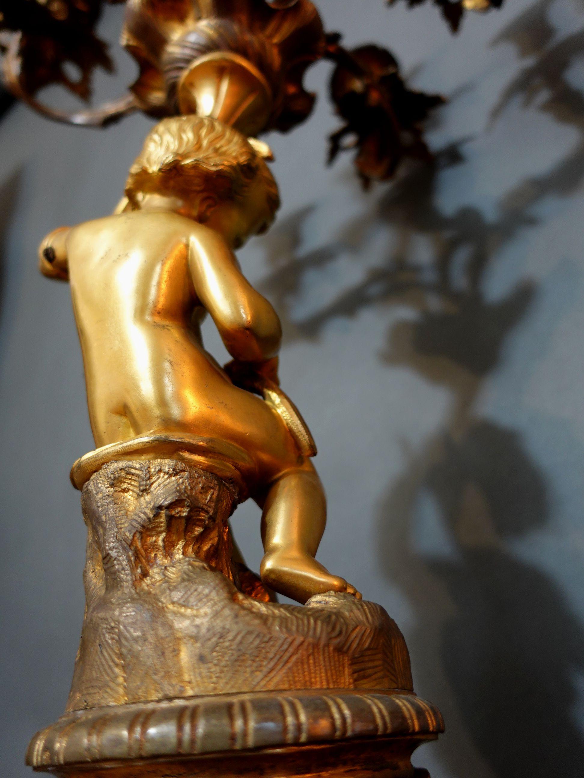 Große französische Louis-XV-Bronzekandelaber des 19. Jahrhunderts mit sitzenden Putten im Angebot 14