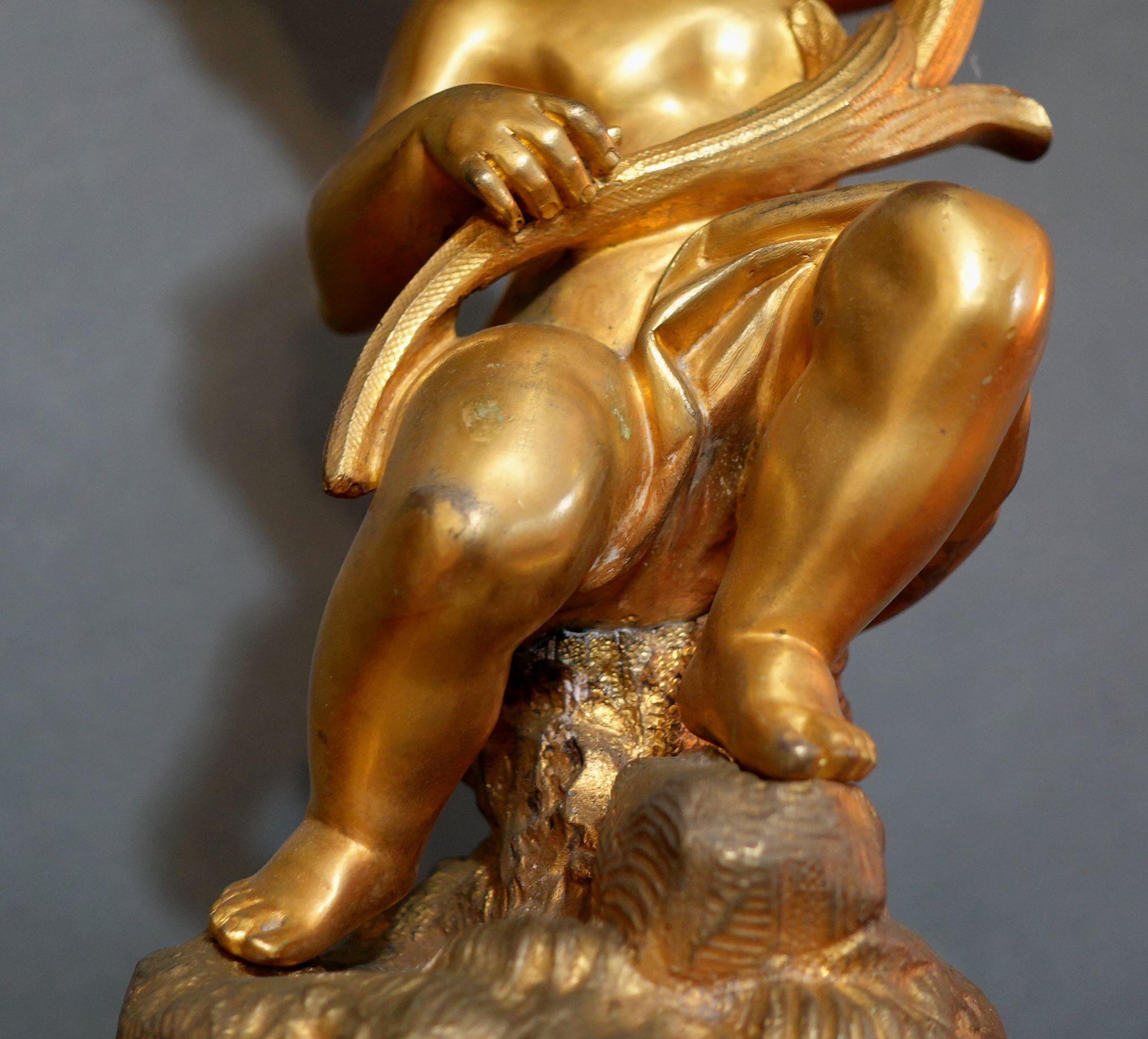Große französische Louis-XV-Bronzekandelaber des 19. Jahrhunderts mit sitzenden Putten im Angebot 3