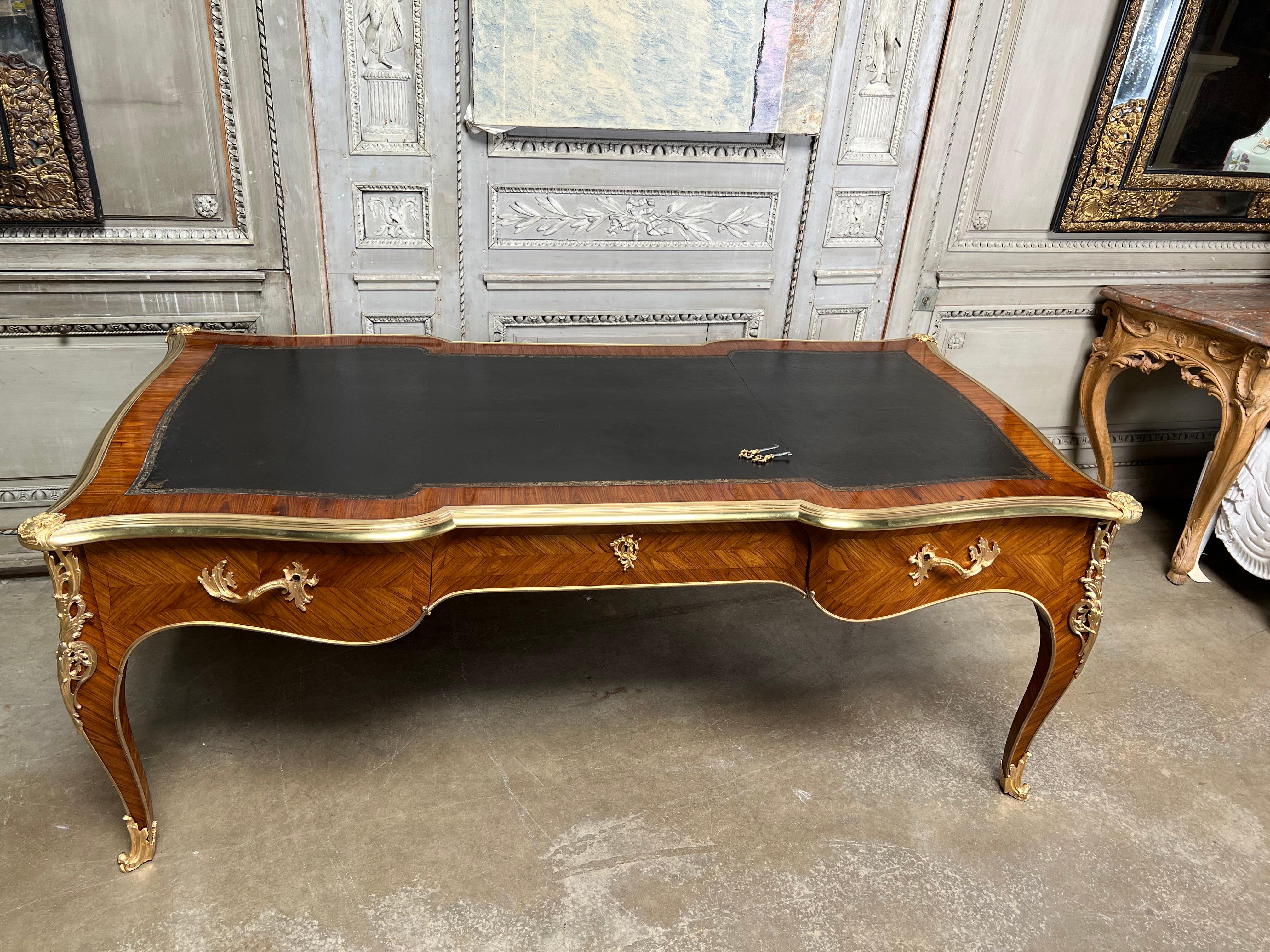Großer französischer Bureau Plat Partner-Schreibtisch im Louis-XV-Stil des 19. Jahrhunderts im Angebot 13
