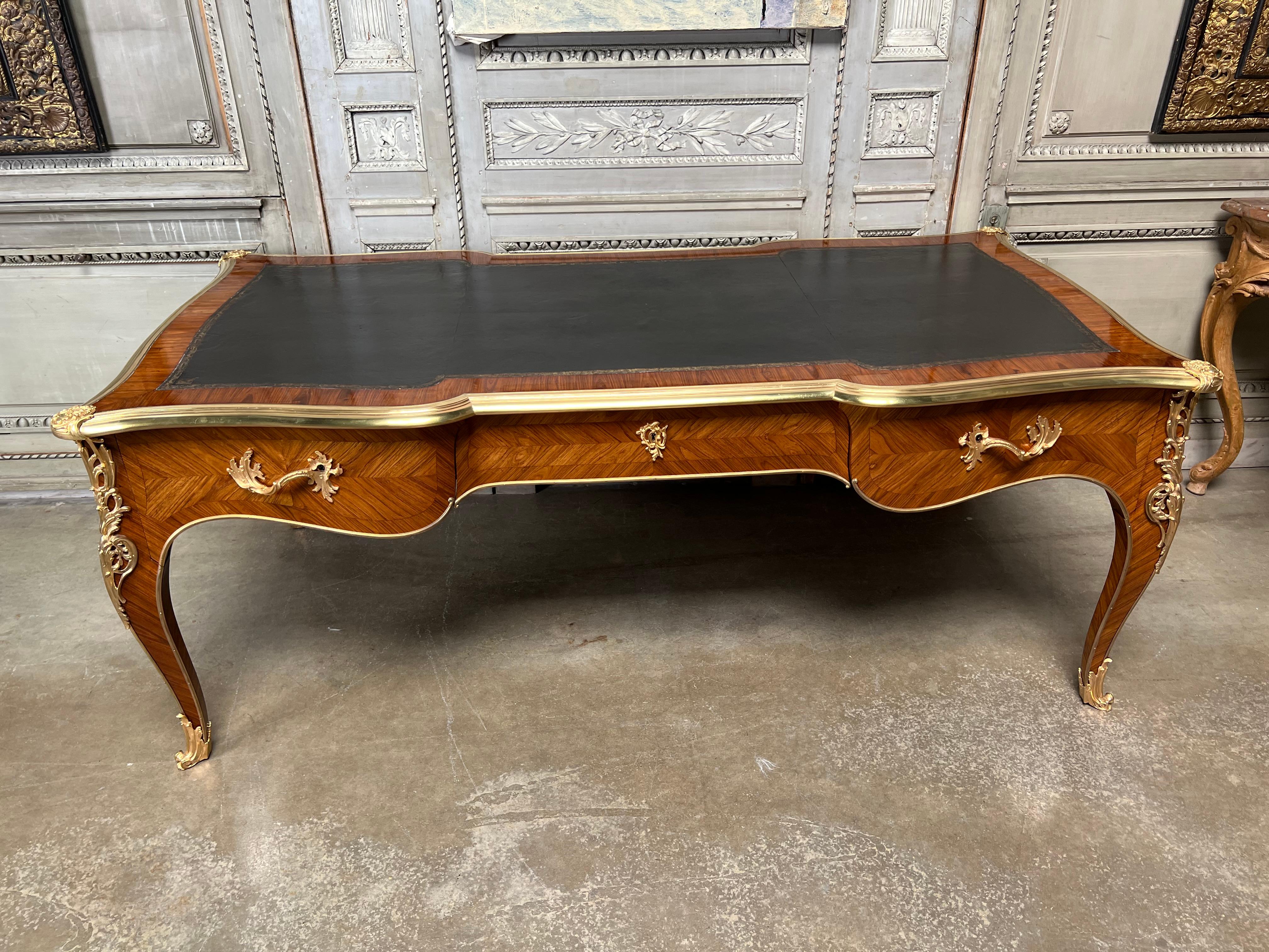 Großer französischer Bureau Plat Partner-Schreibtisch im Louis-XV-Stil des 19. Jahrhunderts (Louis XV.) im Angebot