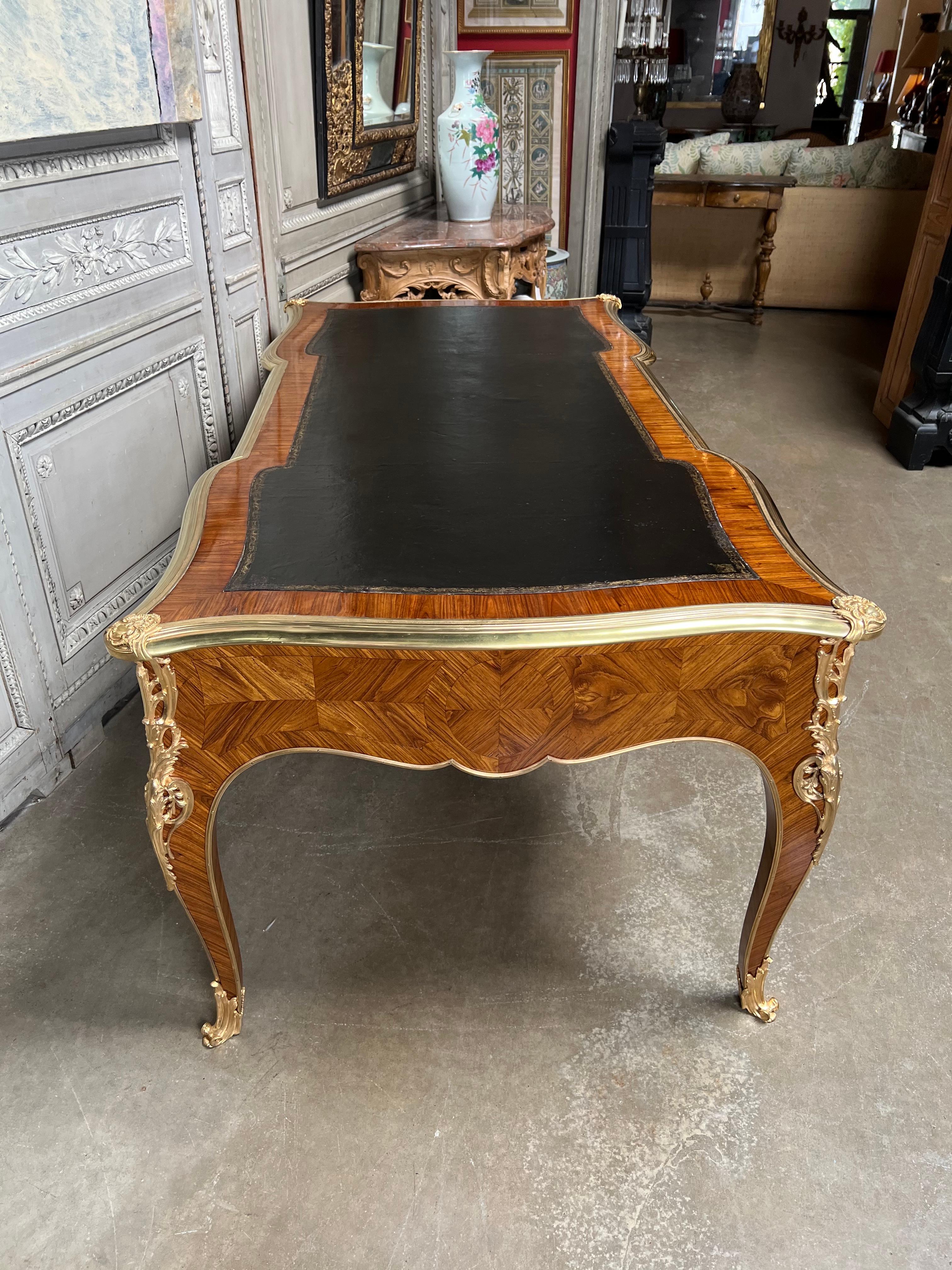 Großer französischer Bureau Plat Partner-Schreibtisch im Louis-XV-Stil des 19. Jahrhunderts (Bronze) im Angebot