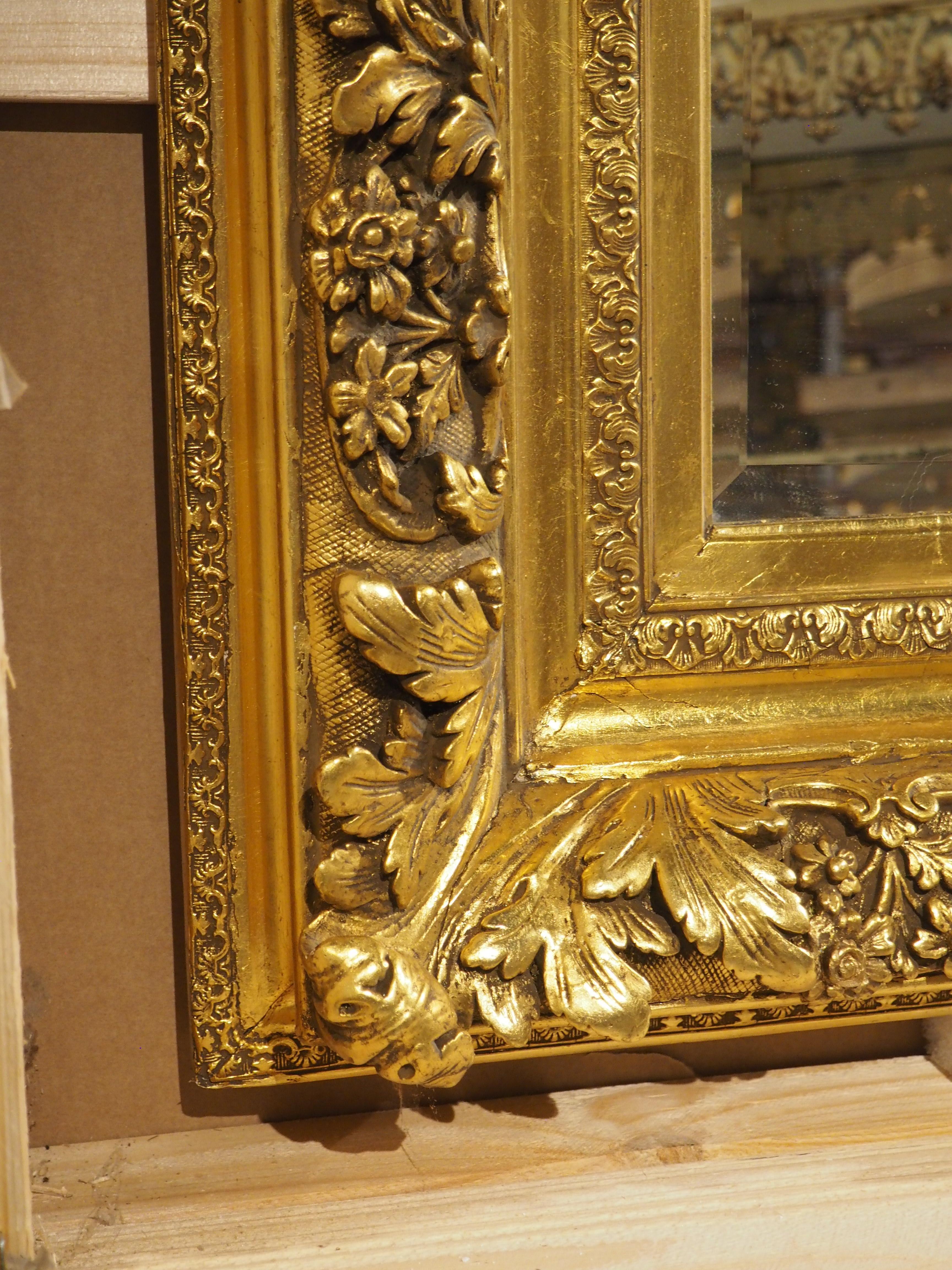 Grande specchio francese del XIX secolo in stile Luigi XV in legno dorato, 62,25 x 46,5 pollici in vendita 4