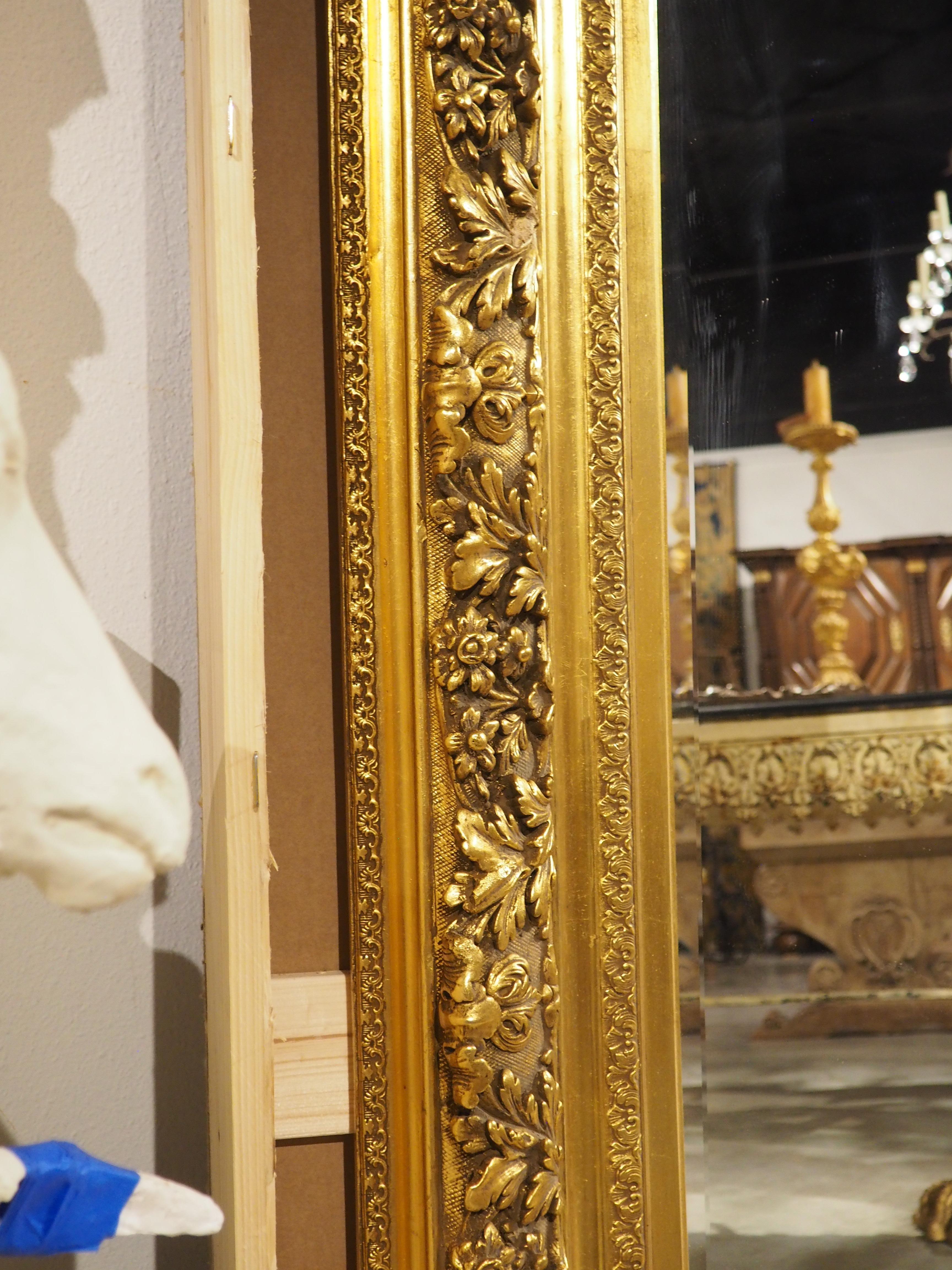 Grande specchio francese del XIX secolo in stile Luigi XV in legno dorato, 62,25 x 46,5 pollici in vendita 7