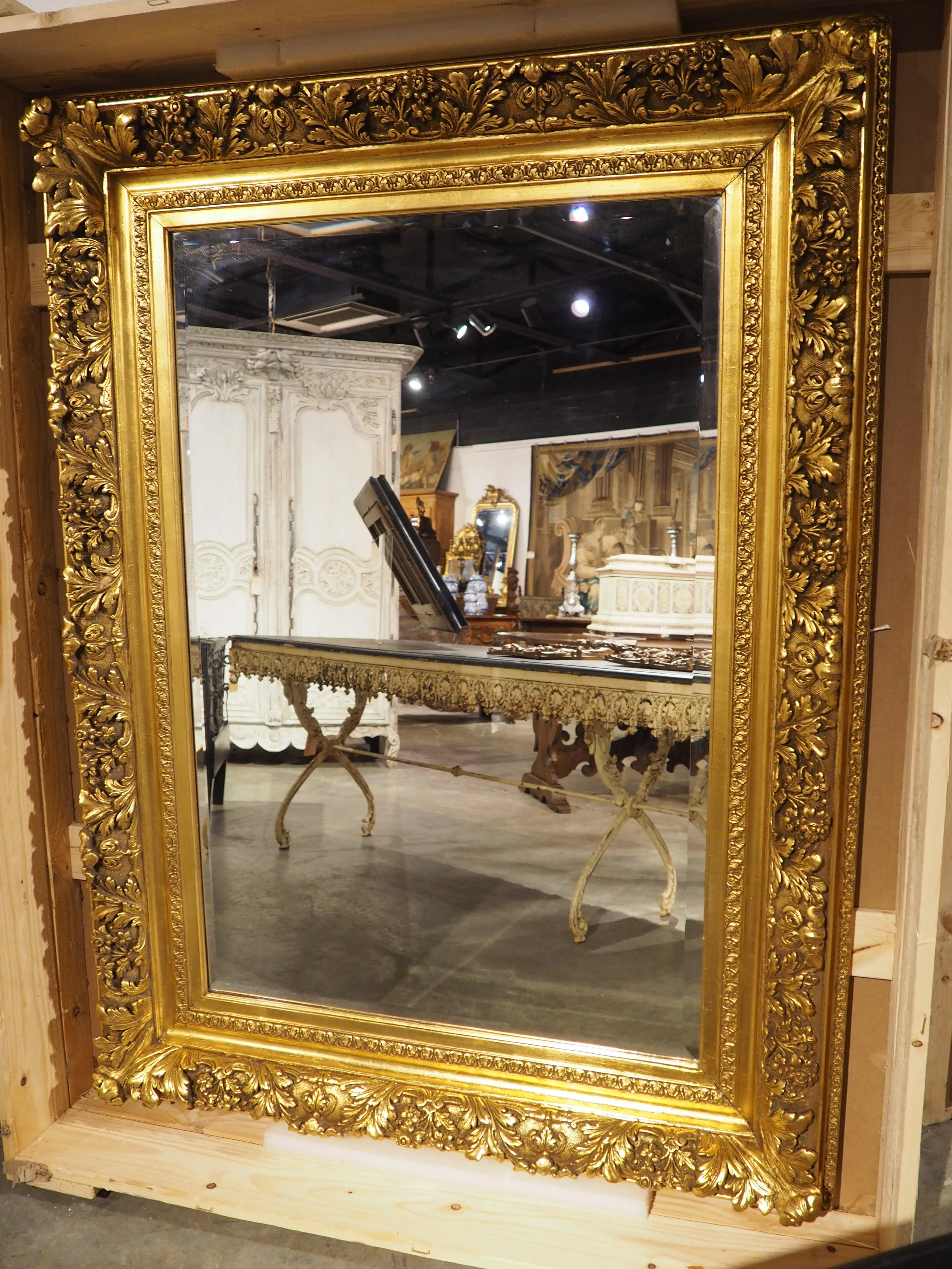 Grande specchio francese del XIX secolo in stile Luigi XV in legno dorato, 62,25 x 46,5 pollici in vendita 9