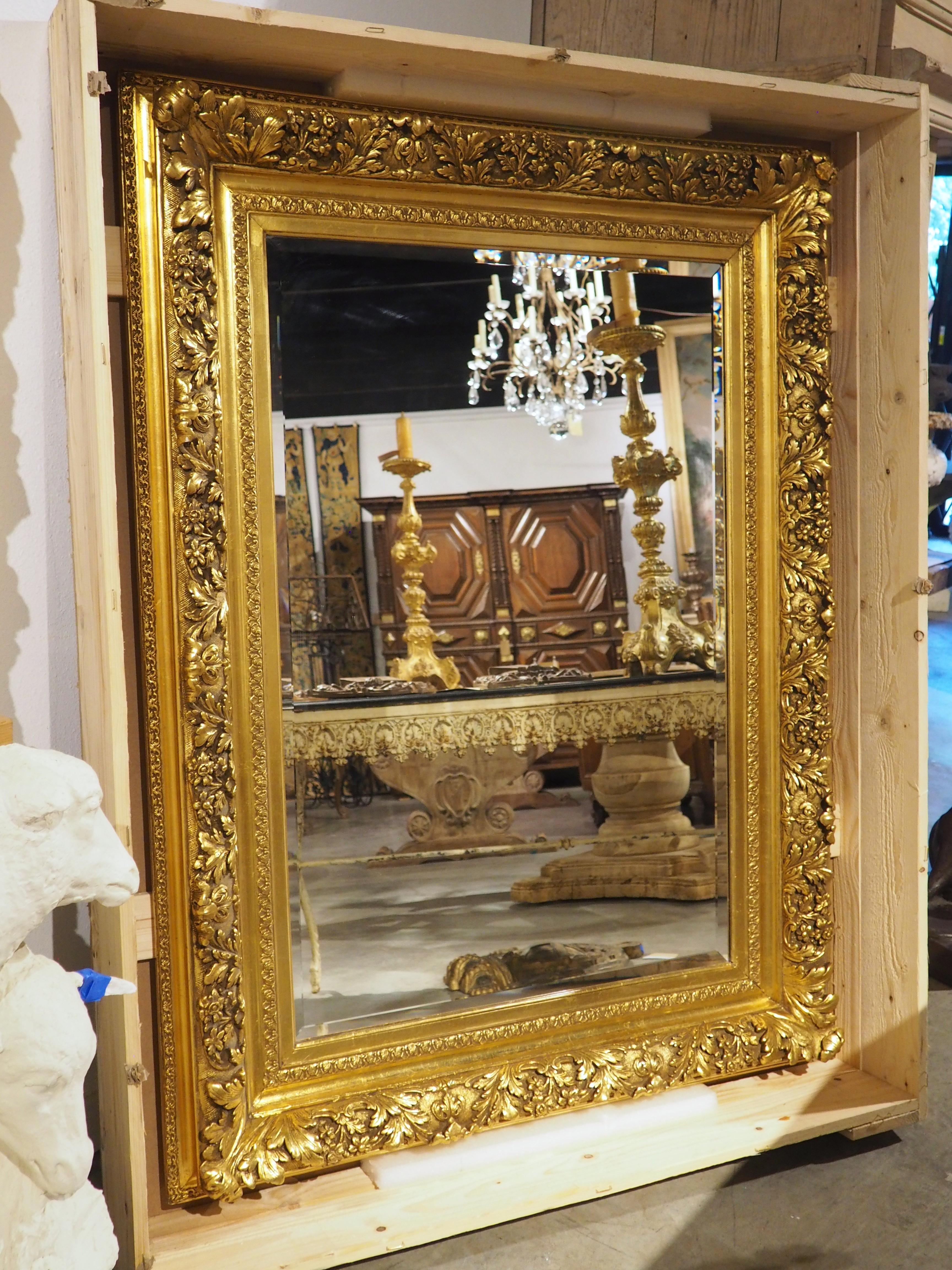 Grande specchio francese del XIX secolo in stile Luigi XV in legno dorato, 62,25 x 46,5 pollici in vendita 11