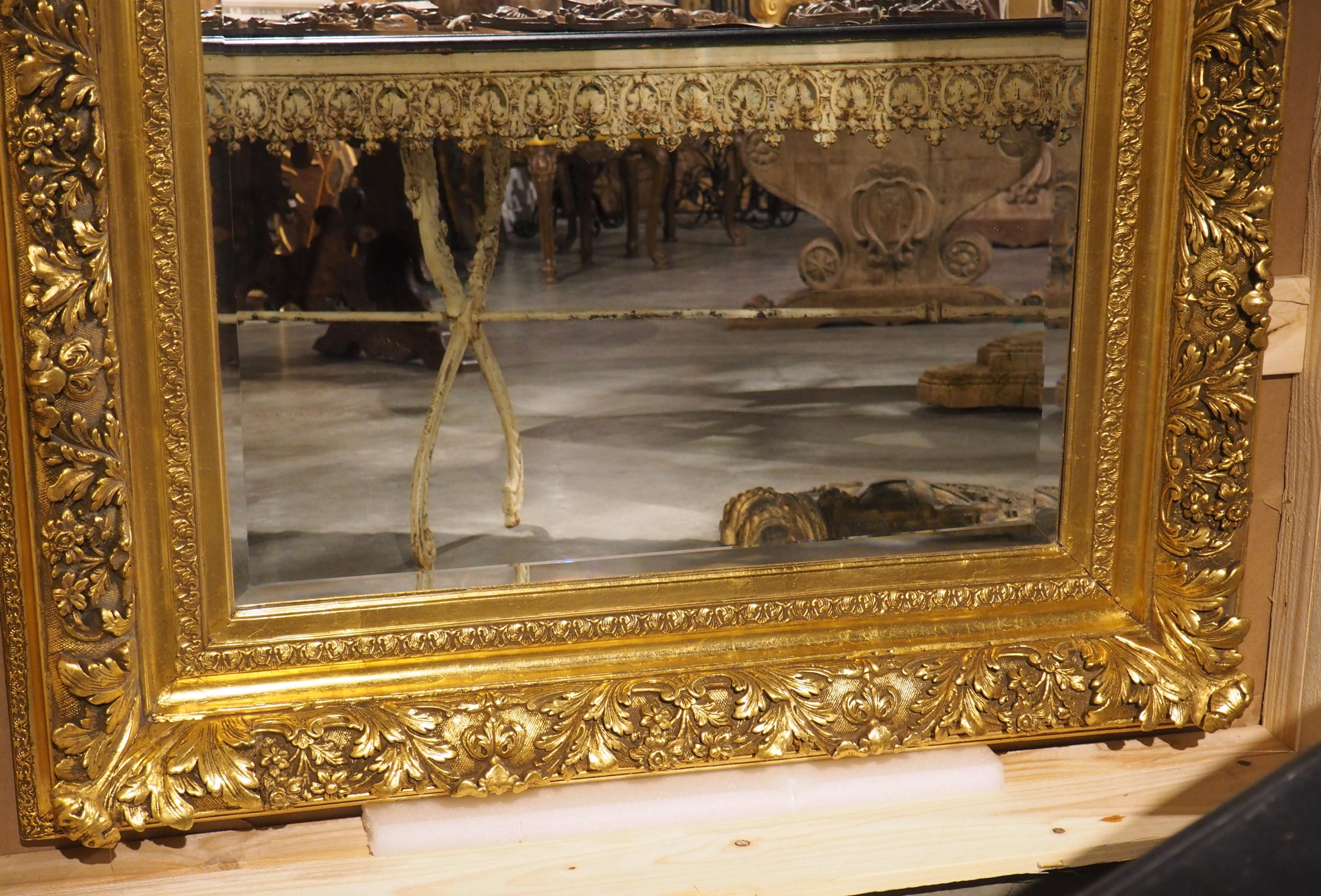 Ulteriori informazioni in arrivo...

Con una dimensione di 62 1/4 x 46 1/2, questo grande specchio in legno dorato in stile Luigi XV proveniente dalla Francia può essere esposto in verticale o in orizzontale.  Il vetro smussato è circondato da una
