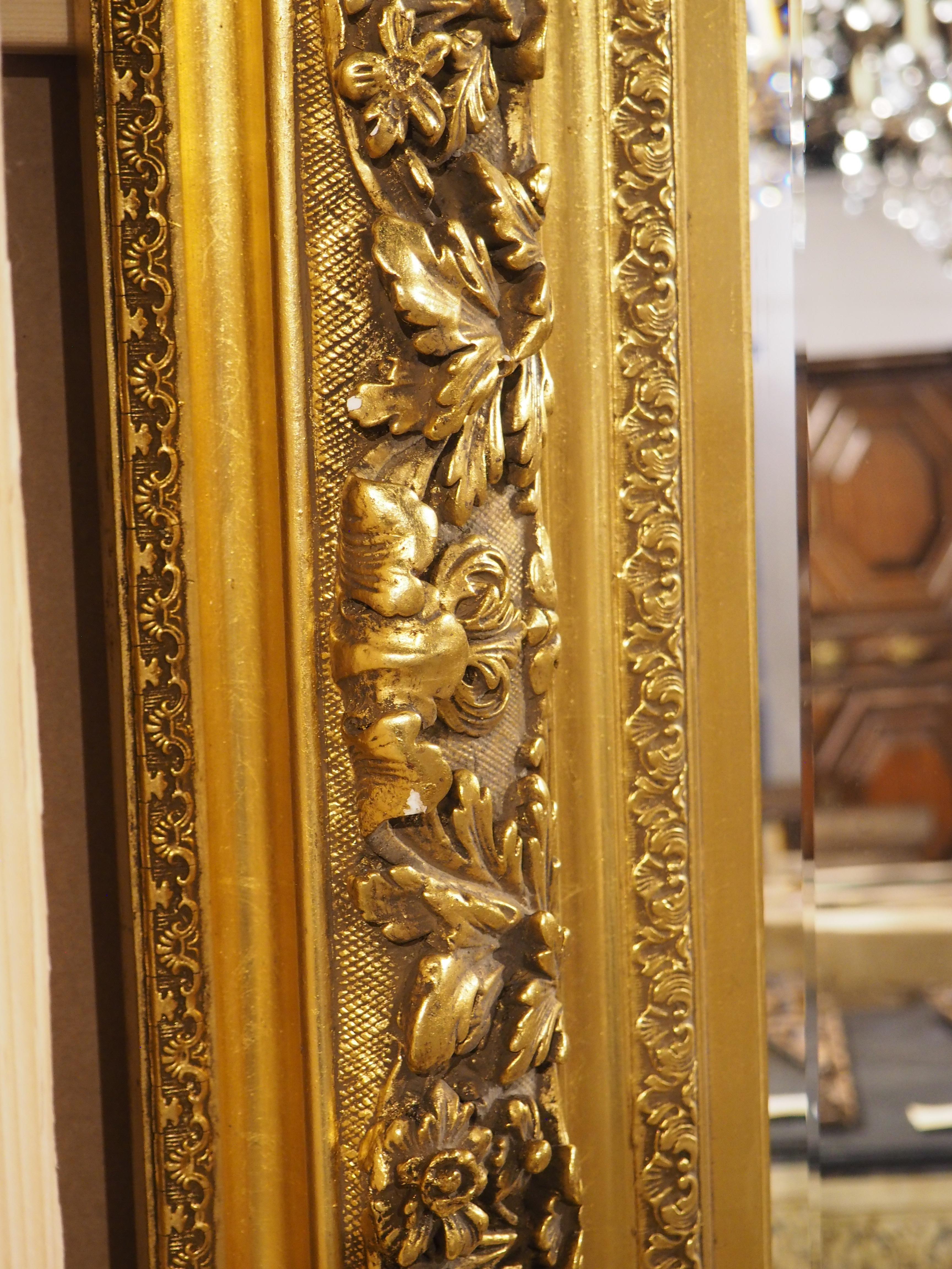 Intagliato a mano Grande specchio francese del XIX secolo in stile Luigi XV in legno dorato, 62,25 x 46,5 pollici in vendita