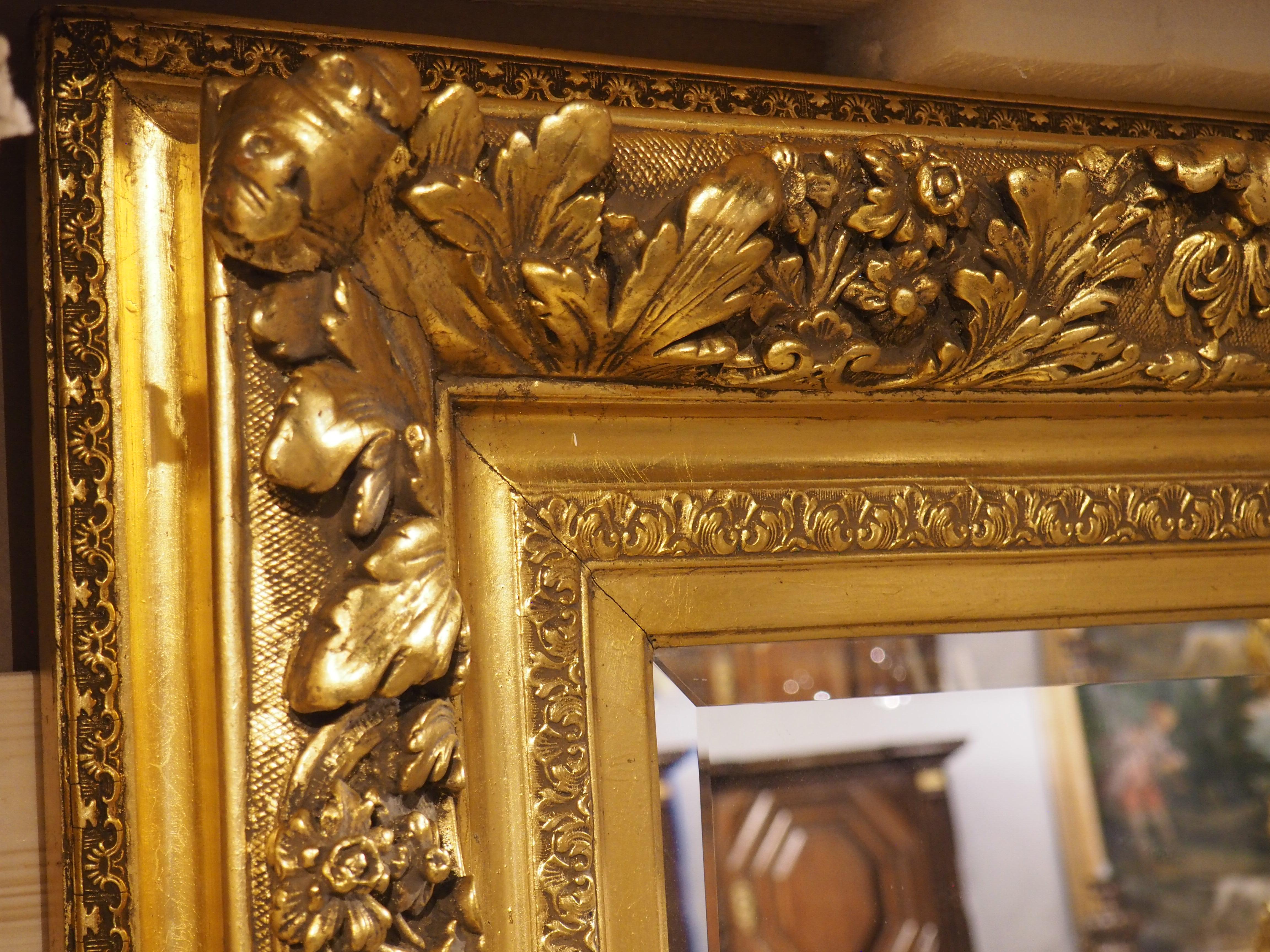 Grande specchio francese del XIX secolo in stile Luigi XV in legno dorato, 62,25 x 46,5 pollici In condizioni buone in vendita a Dallas, TX