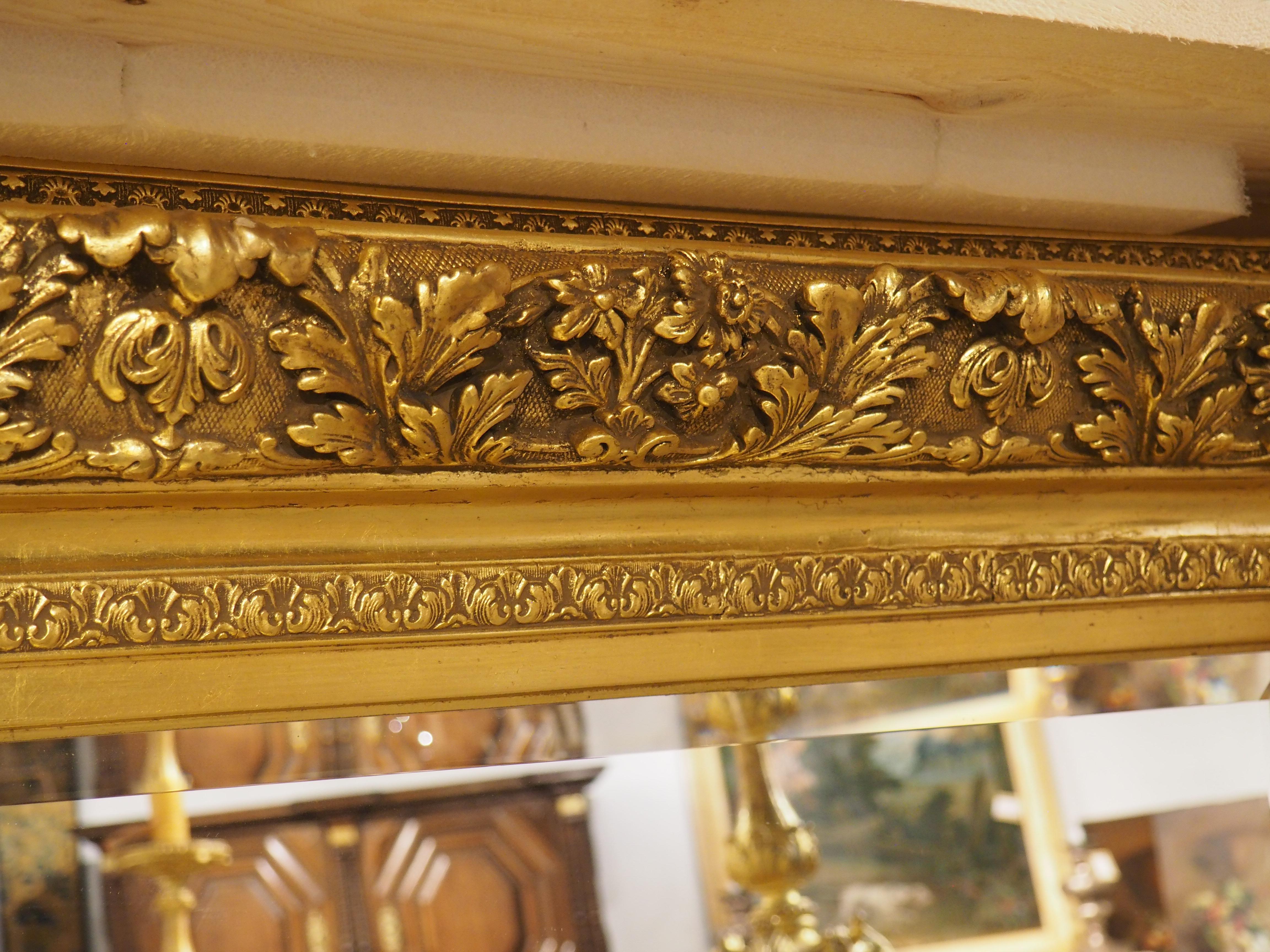Vetro Grande specchio francese del XIX secolo in stile Luigi XV in legno dorato, 62,25 x 46,5 pollici in vendita