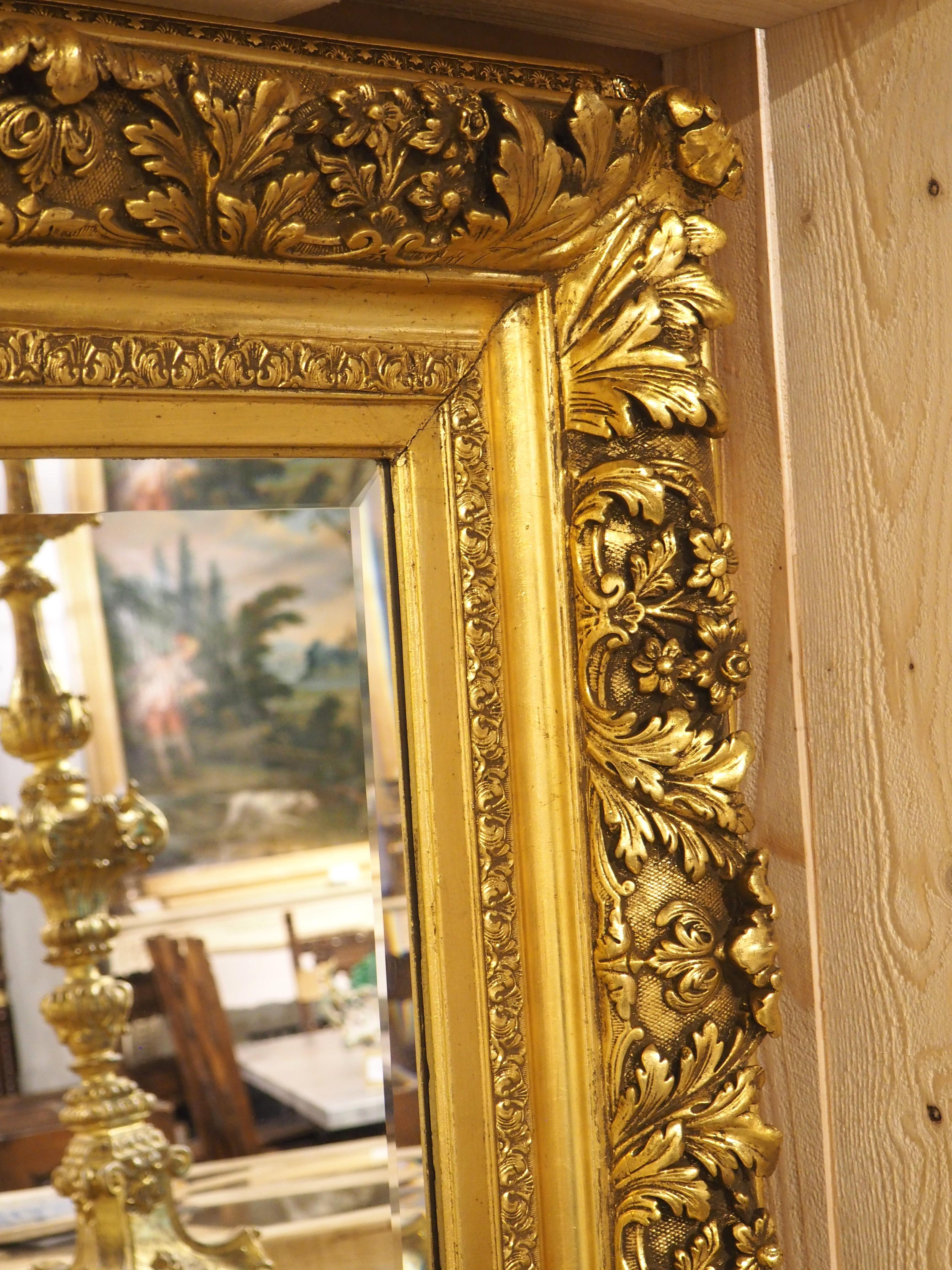 Grande specchio francese del XIX secolo in stile Luigi XV in legno dorato, 62,25 x 46,5 pollici in vendita 1