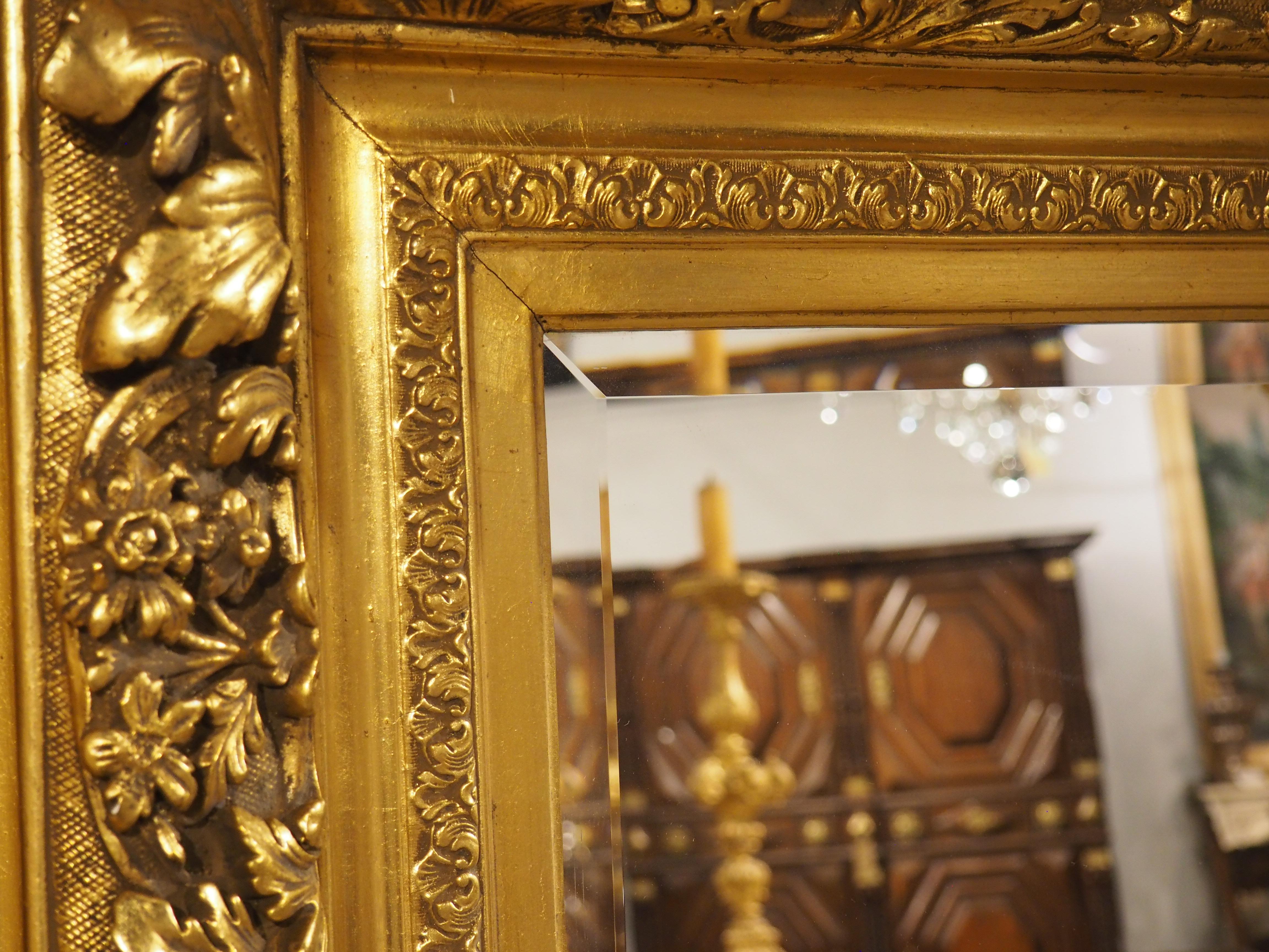 Grande specchio francese del XIX secolo in stile Luigi XV in legno dorato, 62,25 x 46,5 pollici in vendita 2