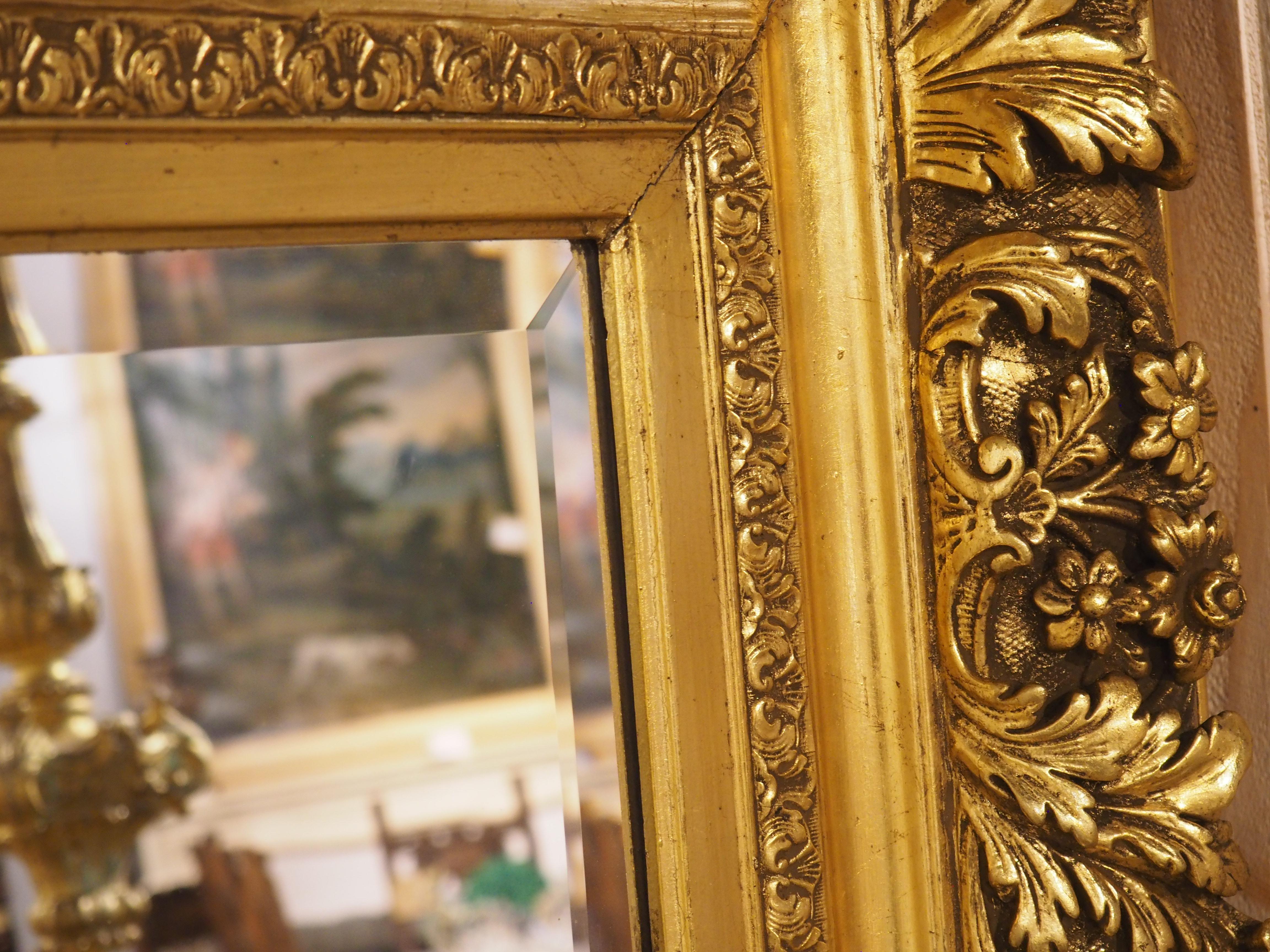 Grande specchio francese del XIX secolo in stile Luigi XV in legno dorato, 62,25 x 46,5 pollici in vendita 3