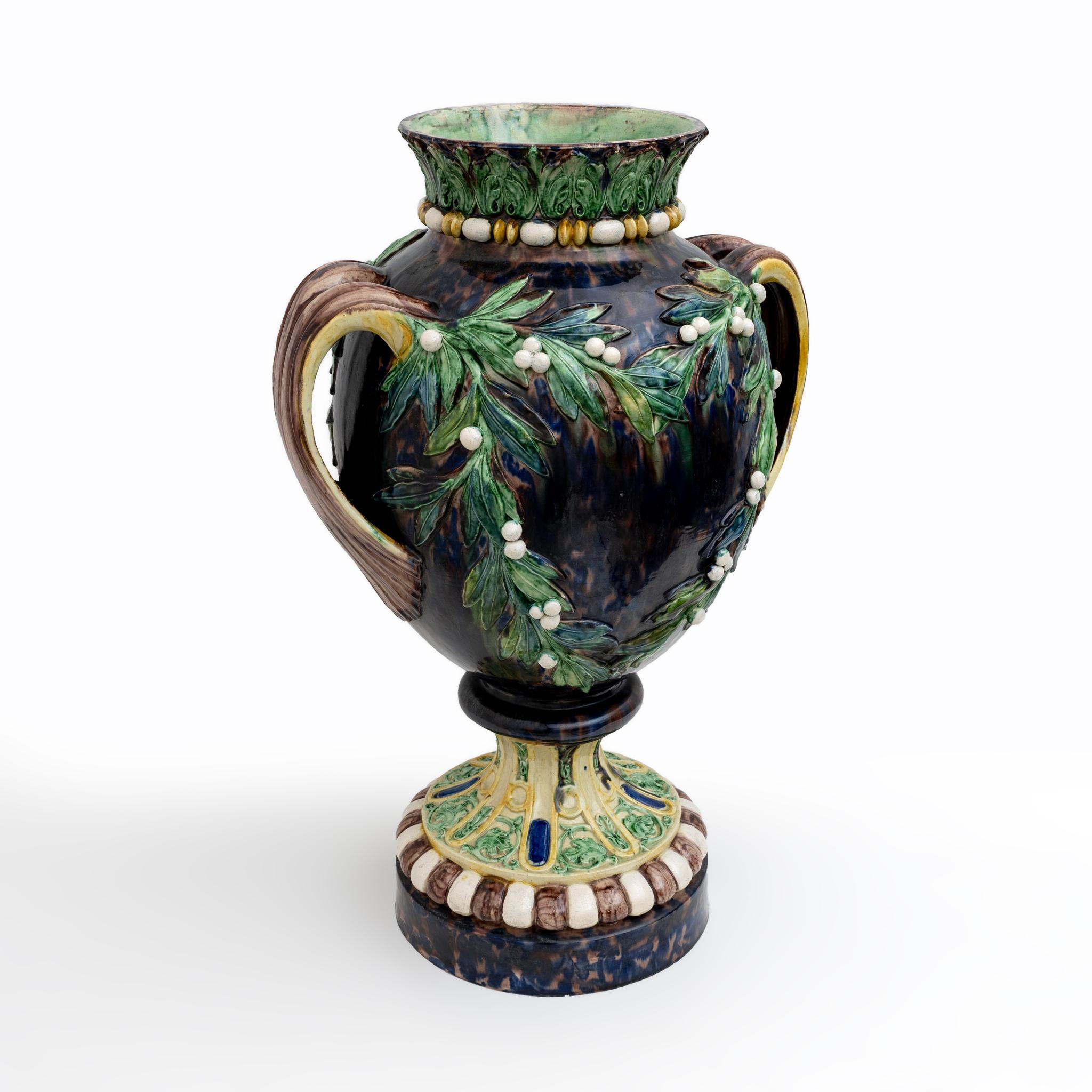 Français Grand vase Palissy Renaissance en majolique française du 19ème siècle avec bout à queue d'aronde, 1880 en vente