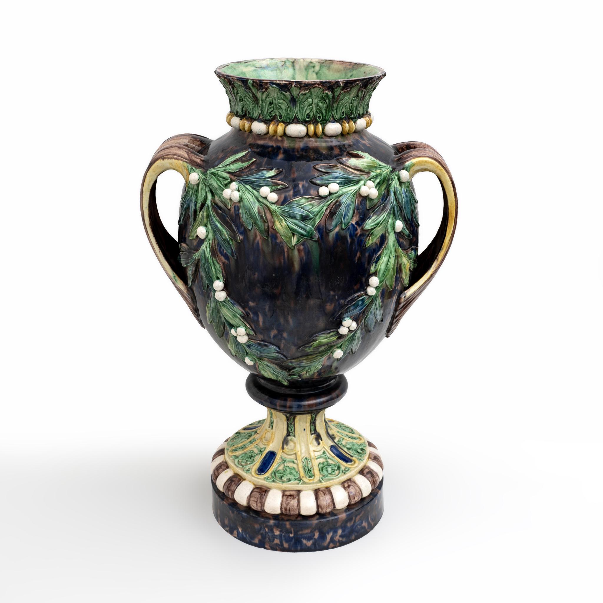 Fin du XIXe siècle Grand vase Palissy Renaissance en majolique française du 19ème siècle avec bout à queue d'aronde, 1880 en vente
