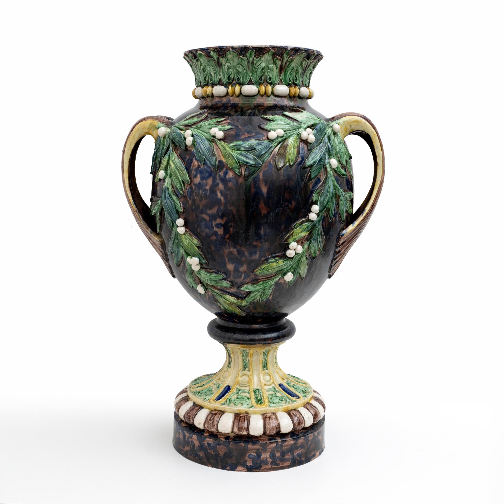 Majolique Grand vase Palissy Renaissance en majolique française du 19ème siècle avec bout à queue d'aronde, 1880 en vente