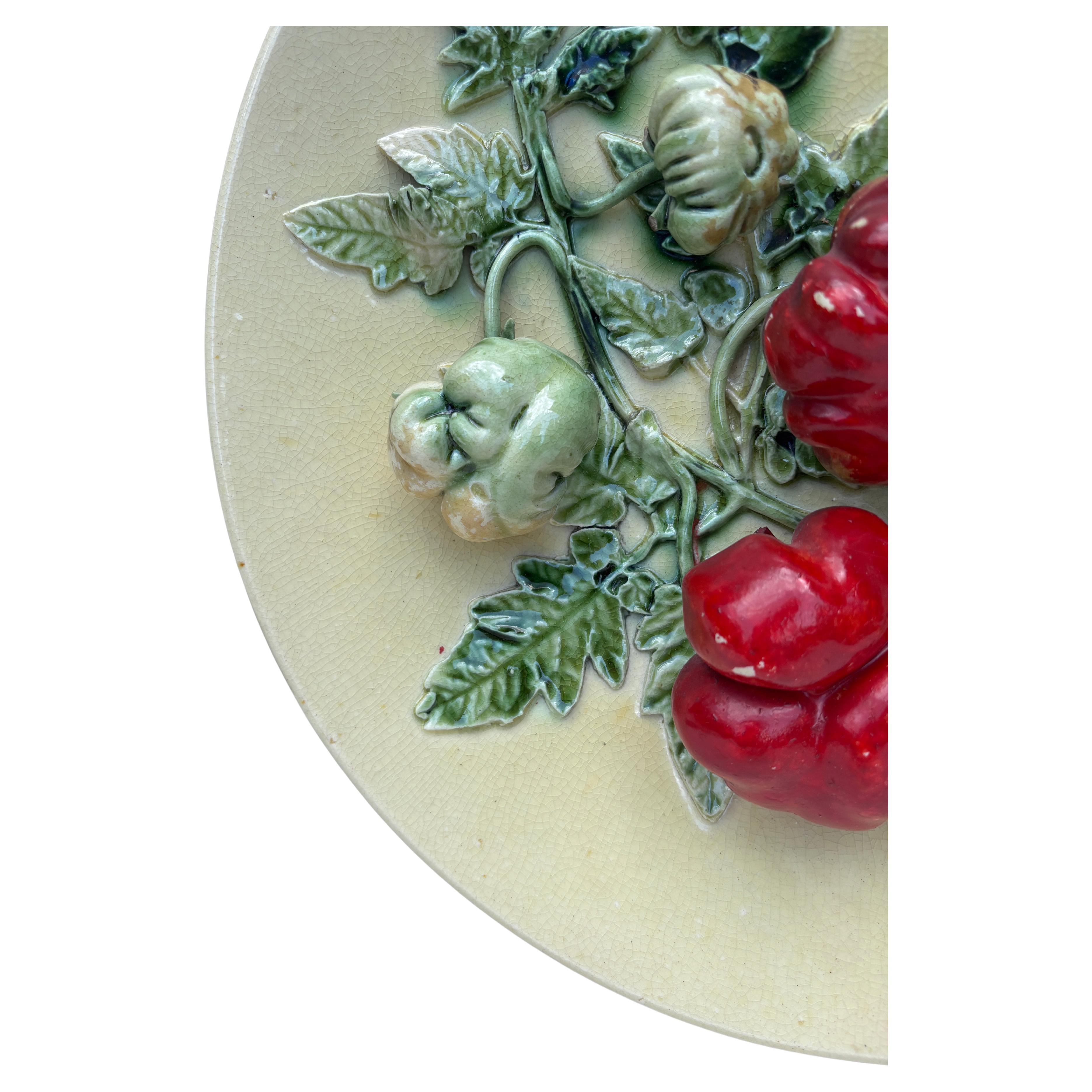 Rustique Grand plat à tomates en majolique française du XIXe siècle en vente