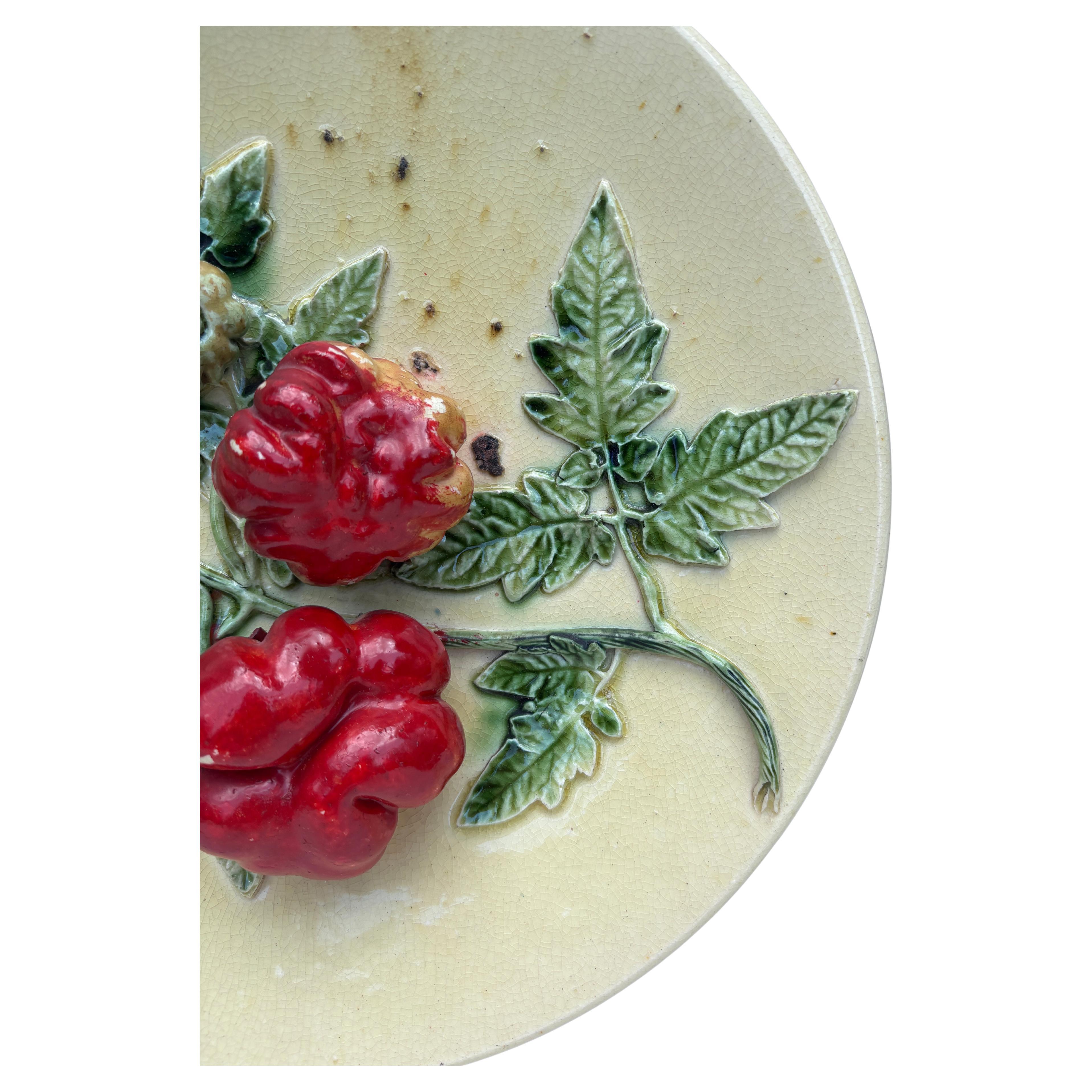 Français Grand plat à tomates en majolique française du XIXe siècle en vente