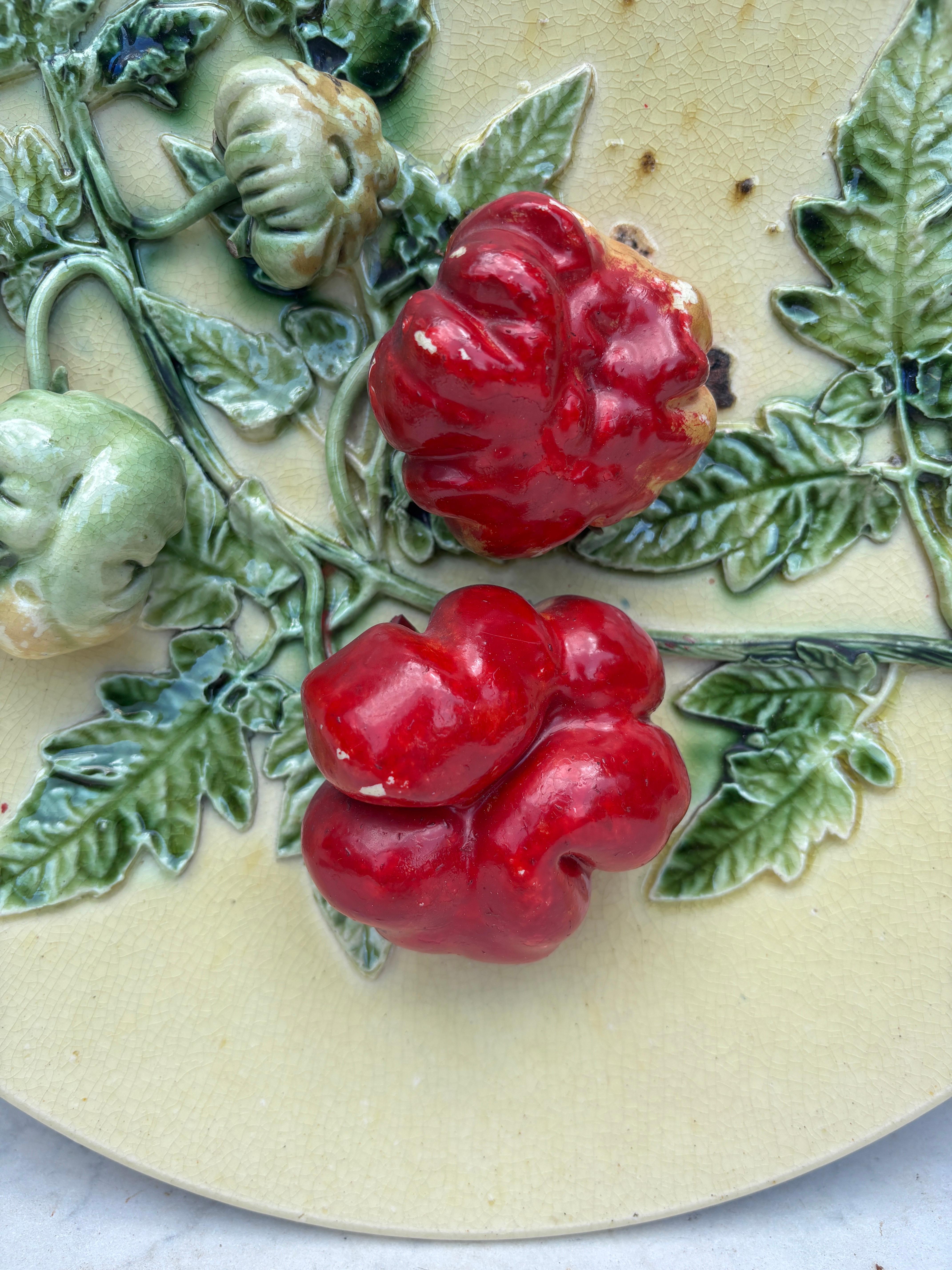 Fin du XIXe siècle Grand plat à tomates en majolique française du XIXe siècle en vente