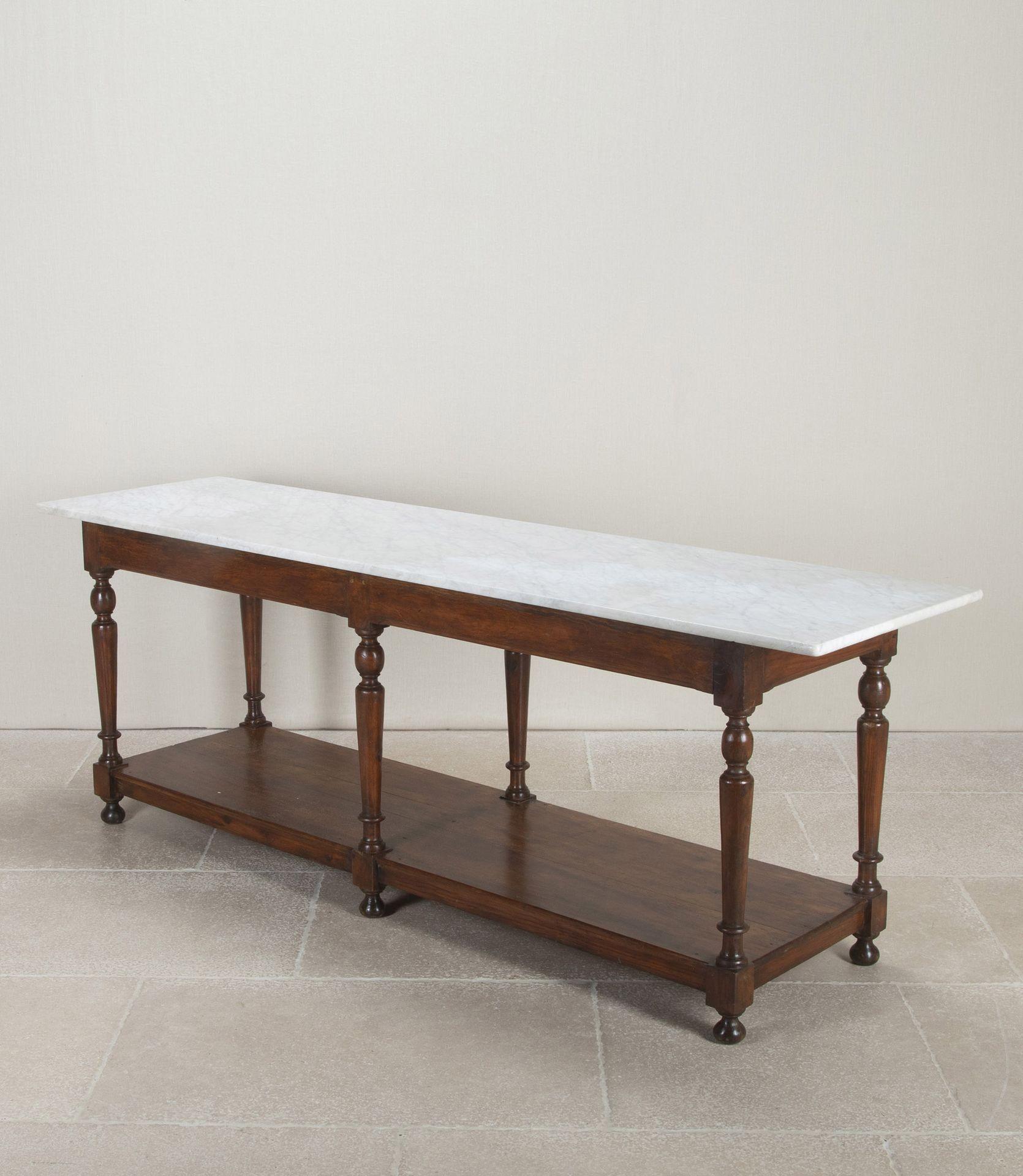Grande tavolo da banco o da esposizione per pasticceria francese della metà o della fine del XIX secolo. 
Base in pino con una buona patina originale e piano in marmo bianco di Carrara. Circa 1870.