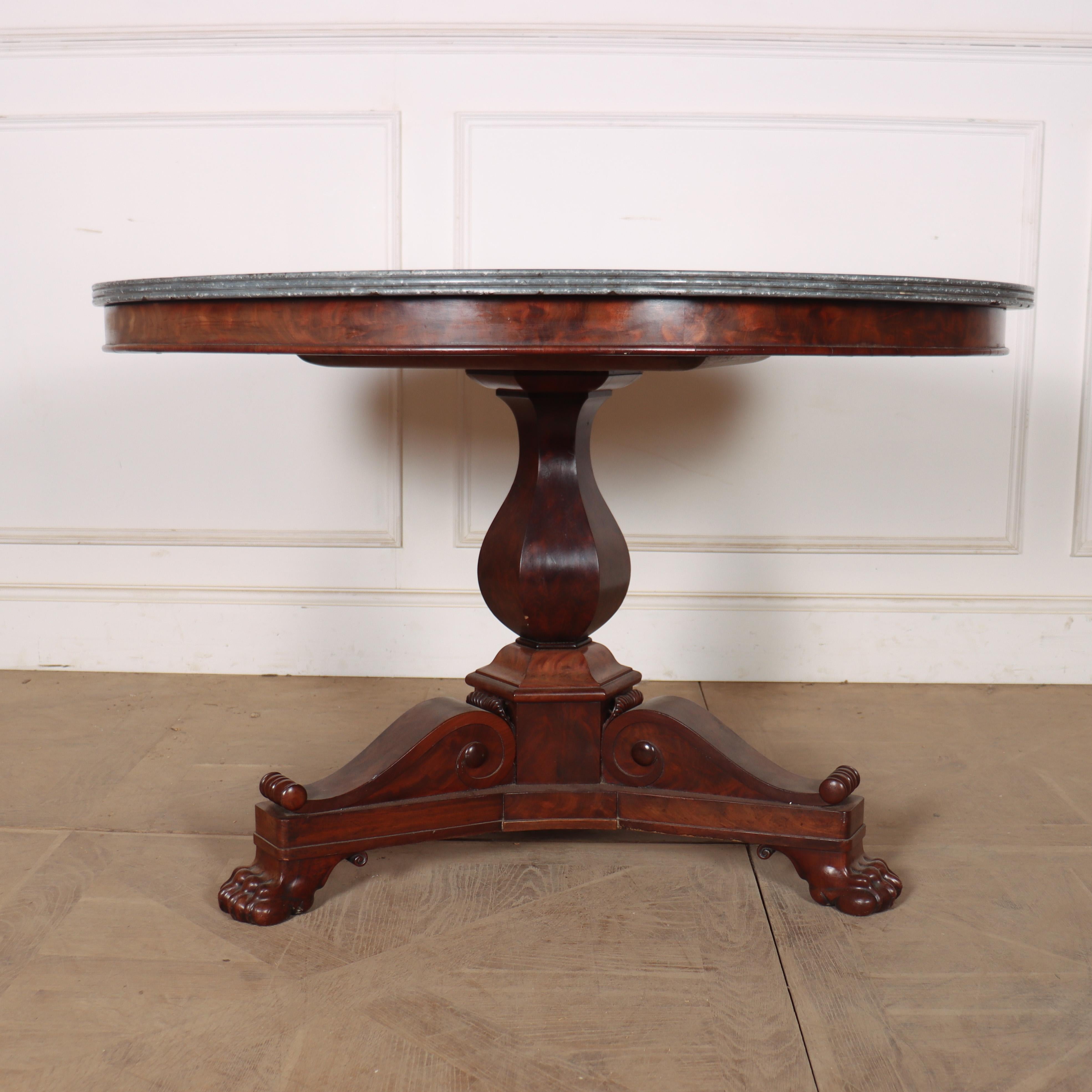 Grand guéridon français du 19e siècle, à couvercle en marbre, avec une belle base en noyer sculpté. 1820.

Le marbre a une épaisseur de 1 pouce.


Code : 8849

Dimensions :
H : 28.5
