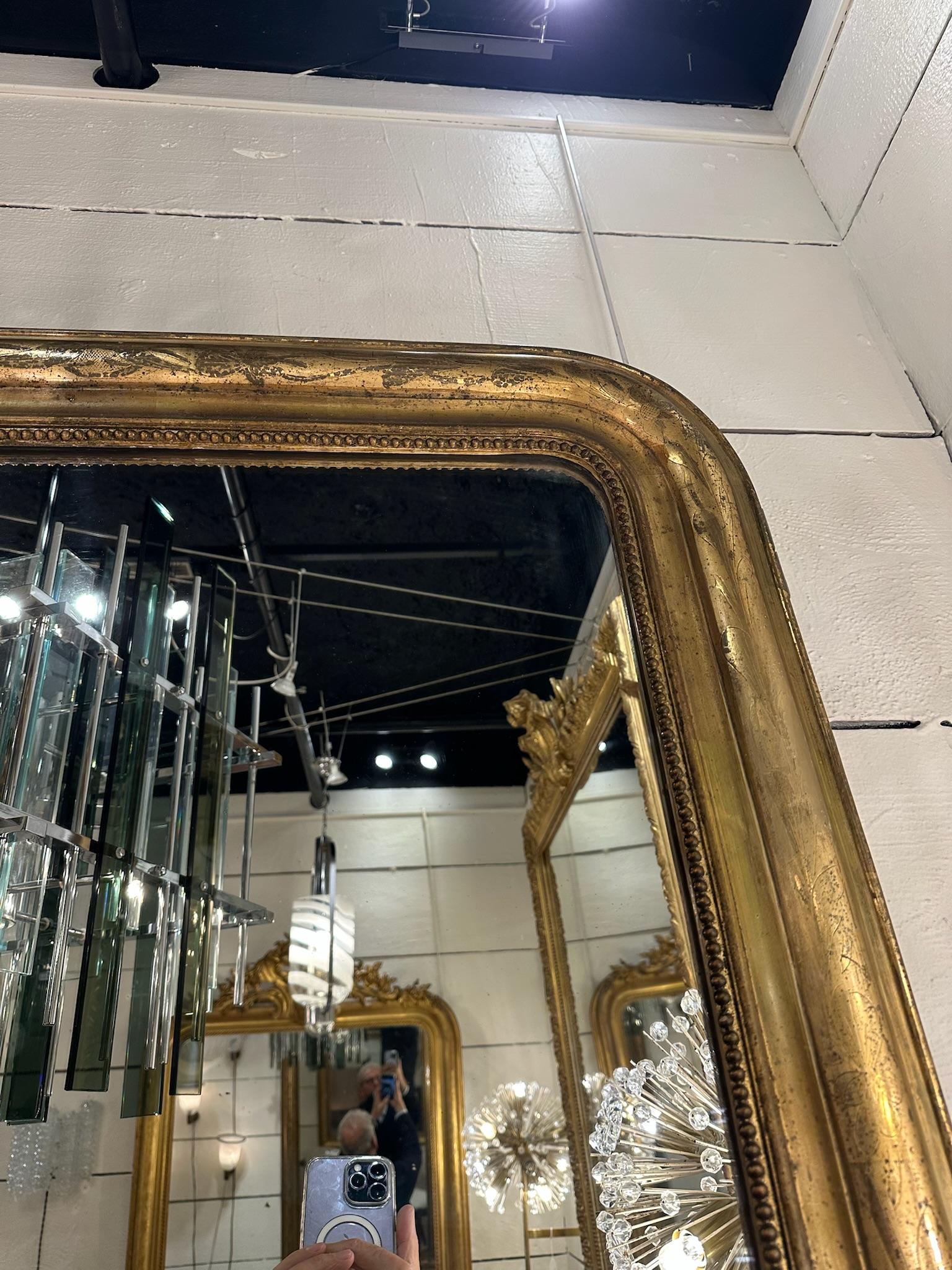 Français Grand miroir français du XIXe siècle gravé de décorations florales en vente