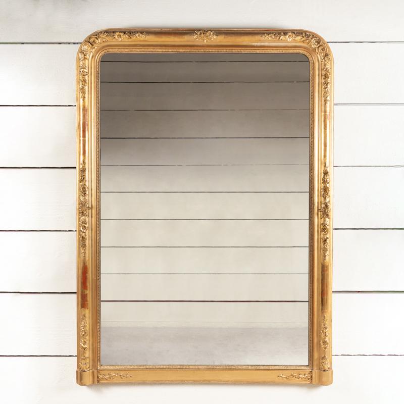 Grande specchio in legno dorato intagliato con decorazioni floreali, doratura molto bella, vetri al mercurio scintillanti, parquet in legno.
Periodo di Louis Philippe - Francia XIX secolo.

Altezza: 167 cm - 65,75 po
Larghezza: 123 cm - 48,43 po