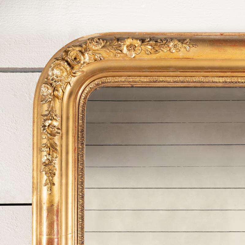 Luigi Filippo Grande specchio francese del XIX secolo in legno intagliato e dorato in vendita